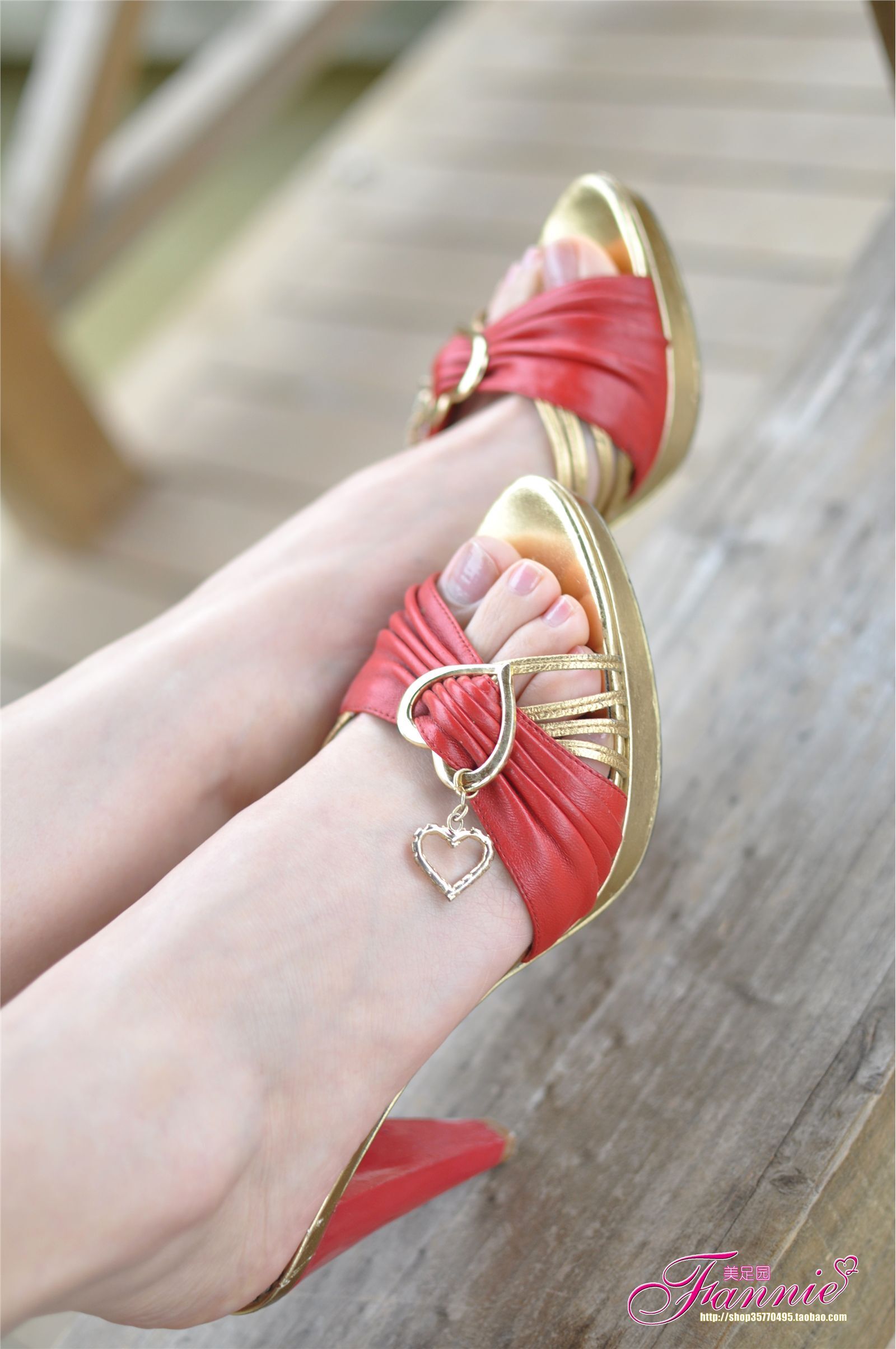 芬妮美足 休闲时光。红凉拖