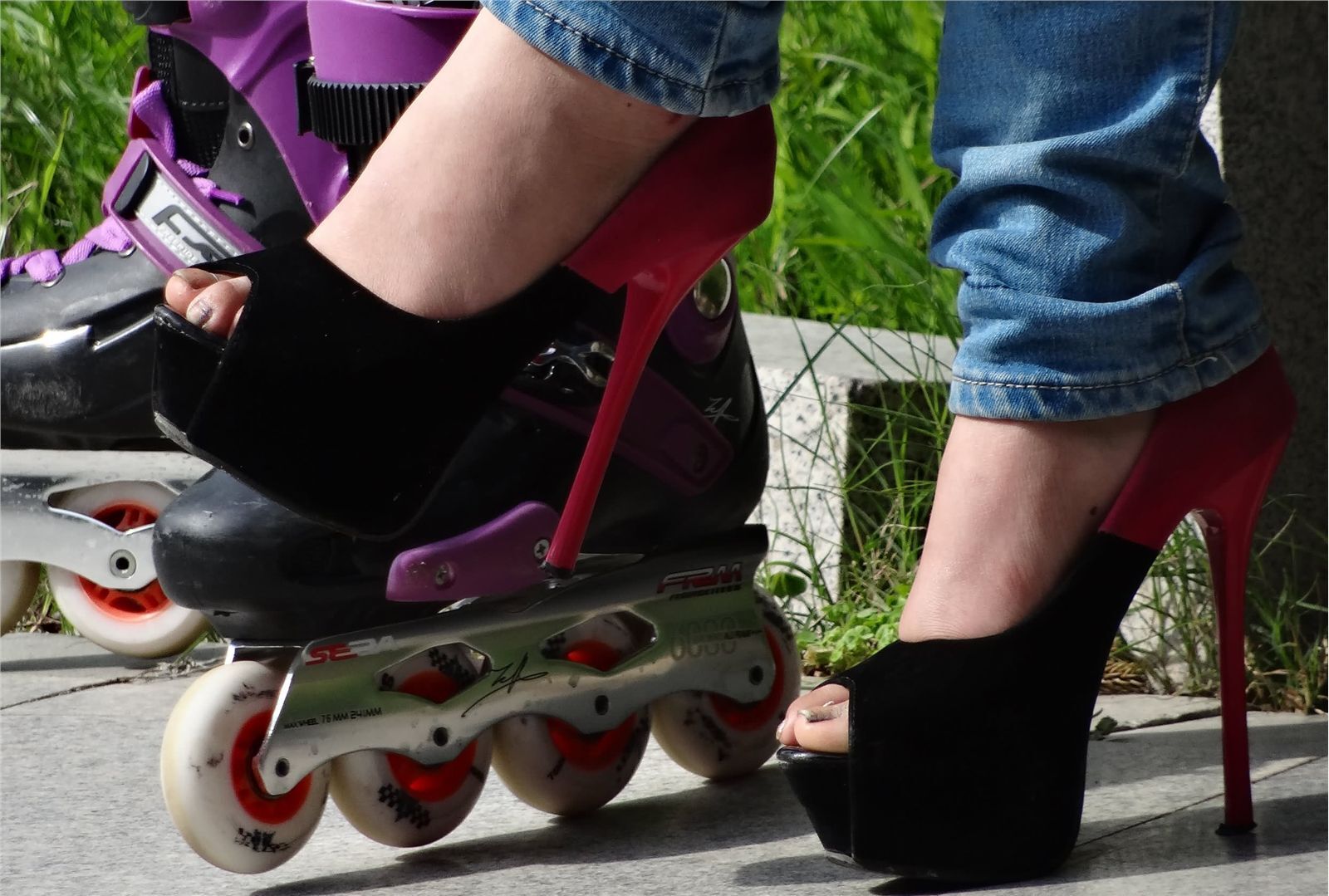 [户外街拍] 2013.12.01 高挑妹妹蓝牛超高跟