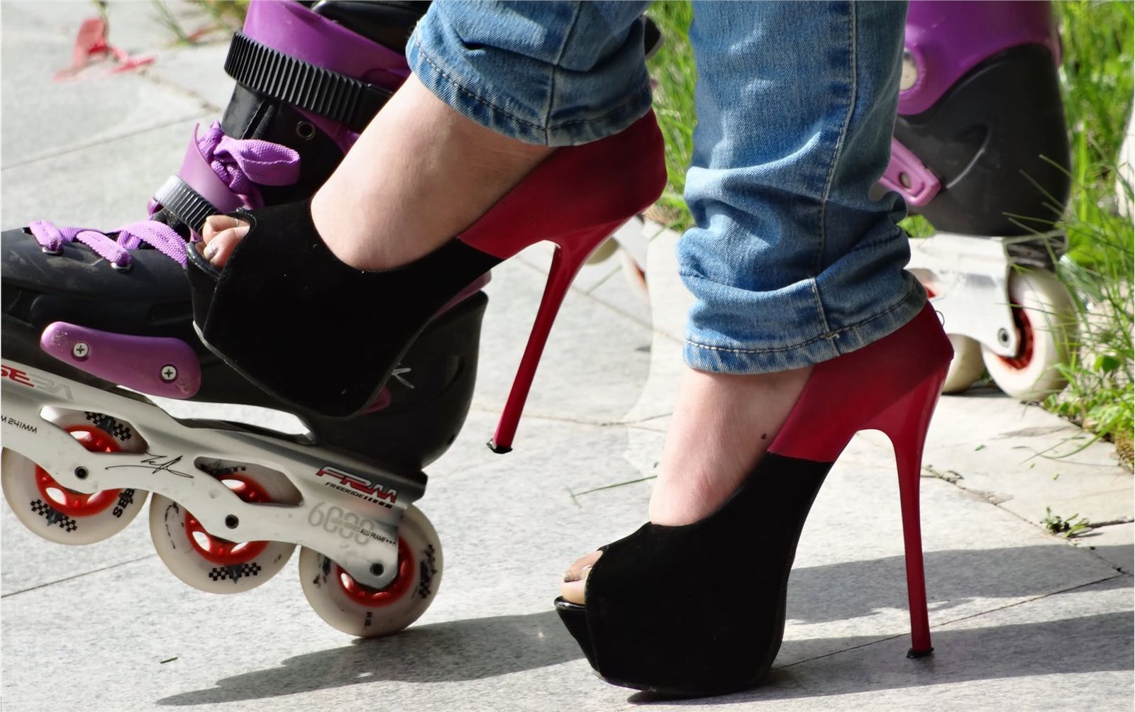 [户外街拍] 2013.12.01 高挑妹妹蓝牛超高跟