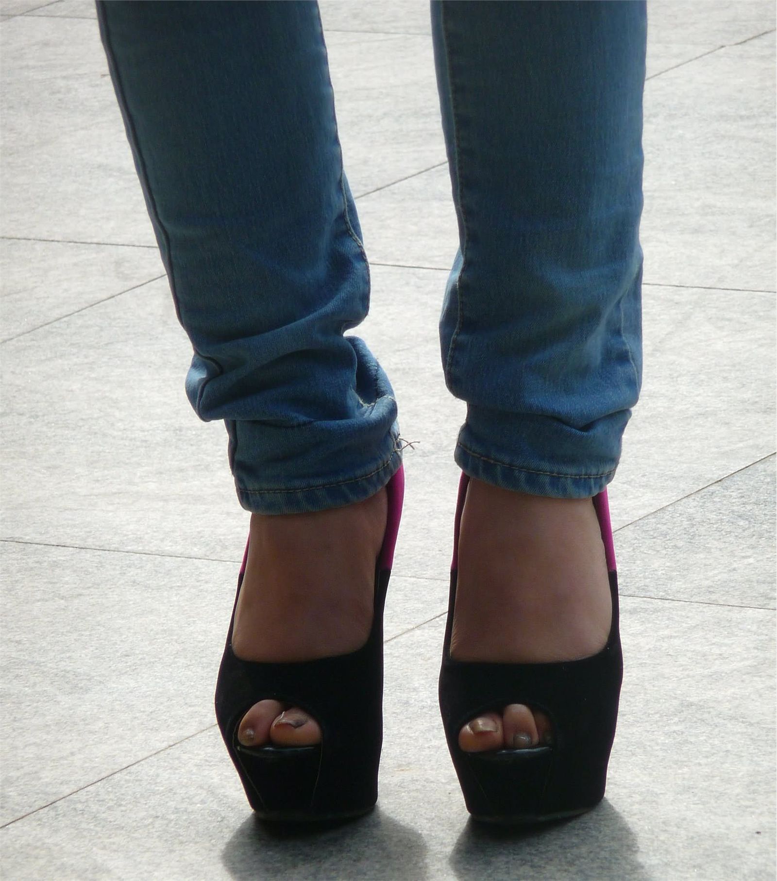 [户外街拍] 2013.12.01 高挑妹妹蓝牛超高跟