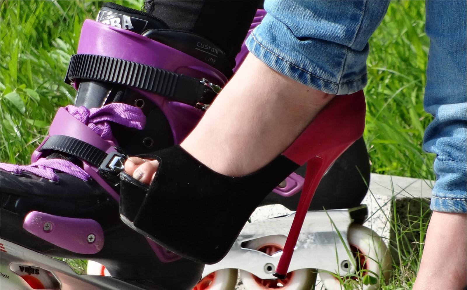 [户外街拍] 2013.12.01 高挑妹妹蓝牛超高跟