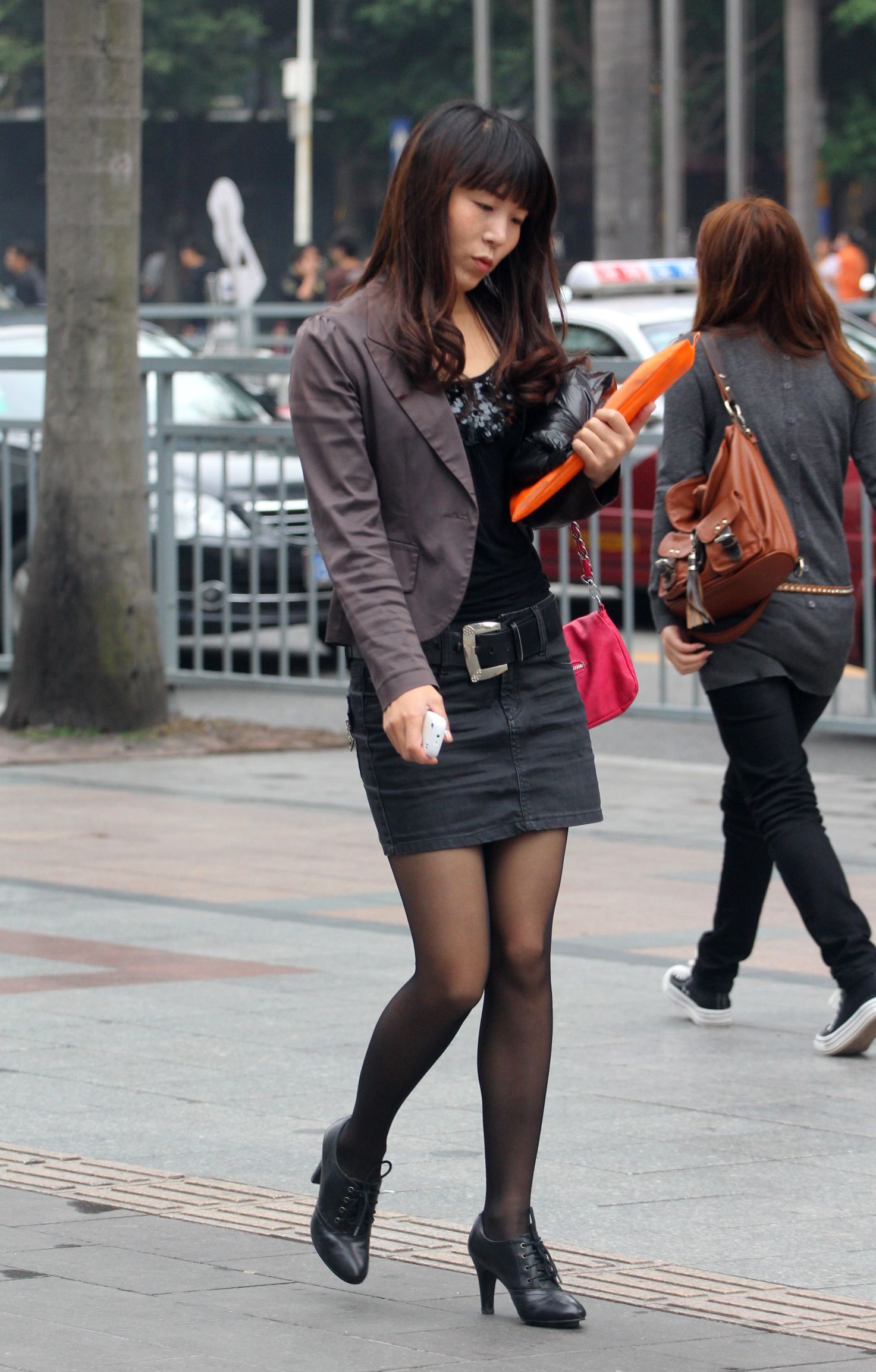 [户外街拍] 2013.12.01 短裙黑丝高跟的熟妇
