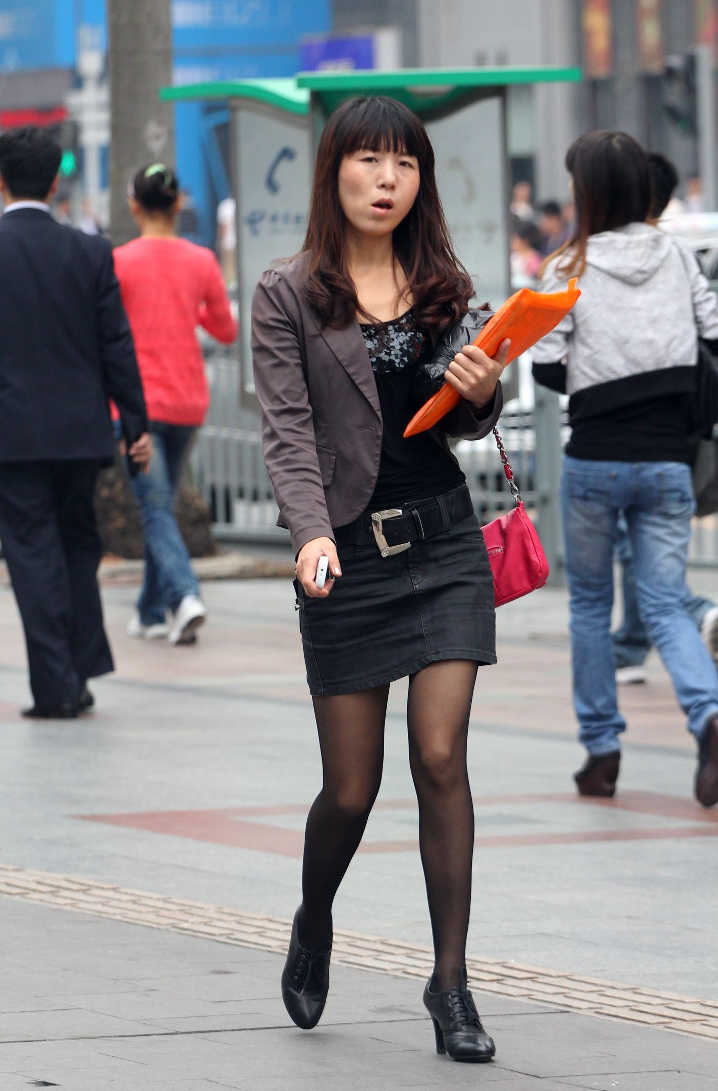 [户外街拍] 2013.12.01 短裙黑丝高跟的熟妇