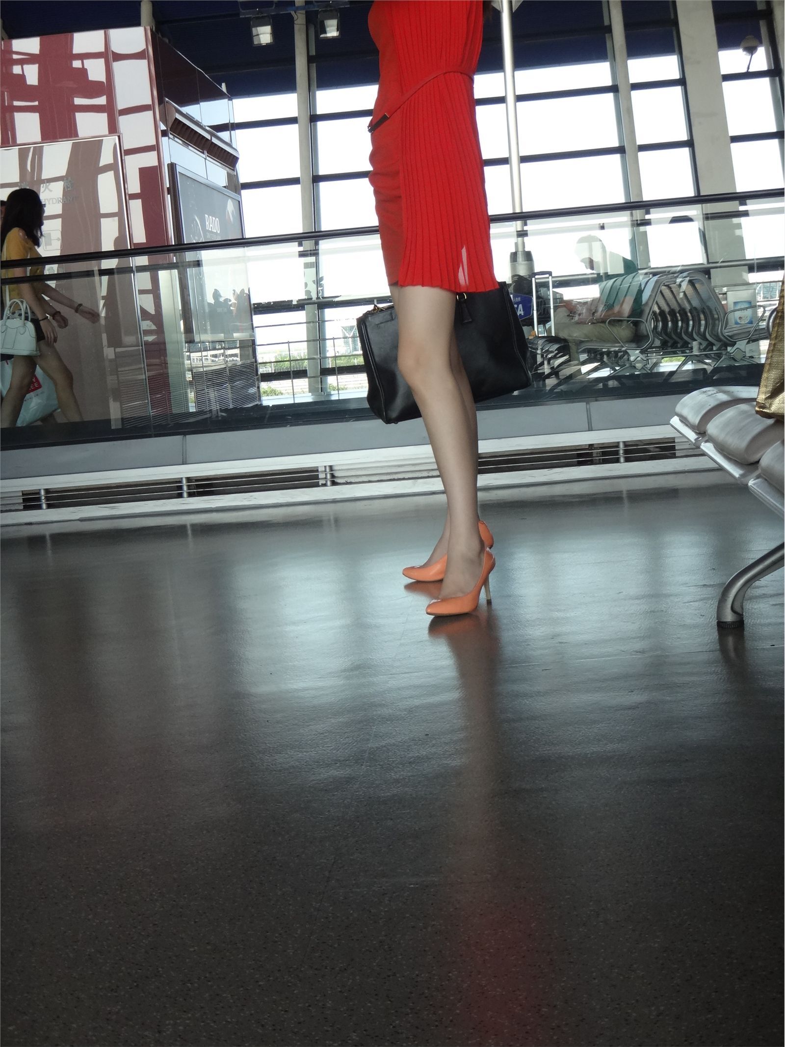 [户外街拍] 2013.12.23 浦东机场拍摄两个美女