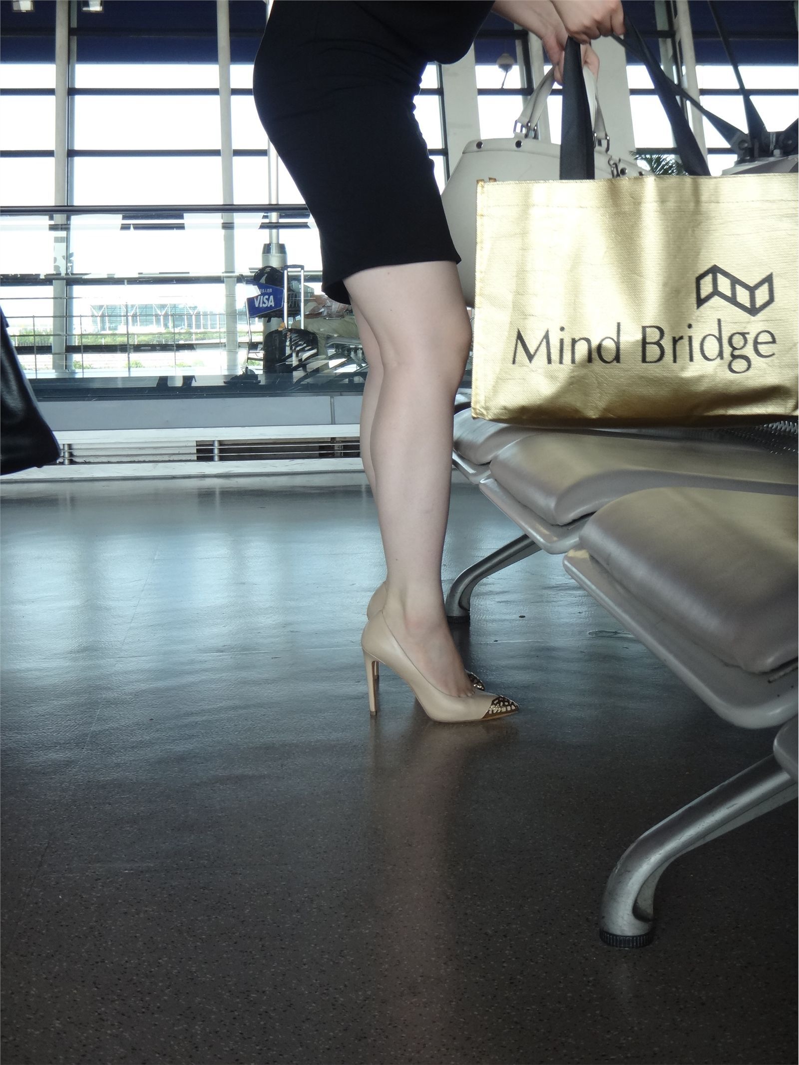 [户外街拍] 2013.12.23 浦东机场拍摄两个美女