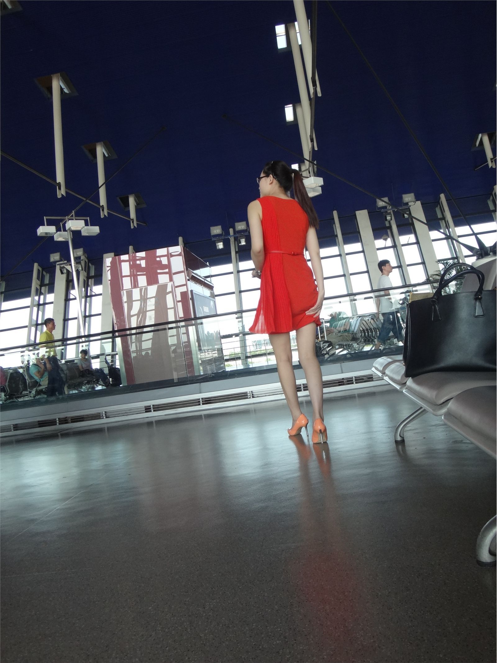 [户外街拍] 2013.12.23 浦东机场拍摄两个美女