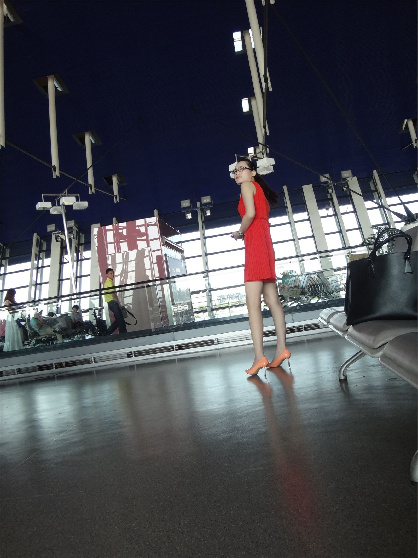 [户外街拍] 2013.12.23 浦东机场拍摄两个美女