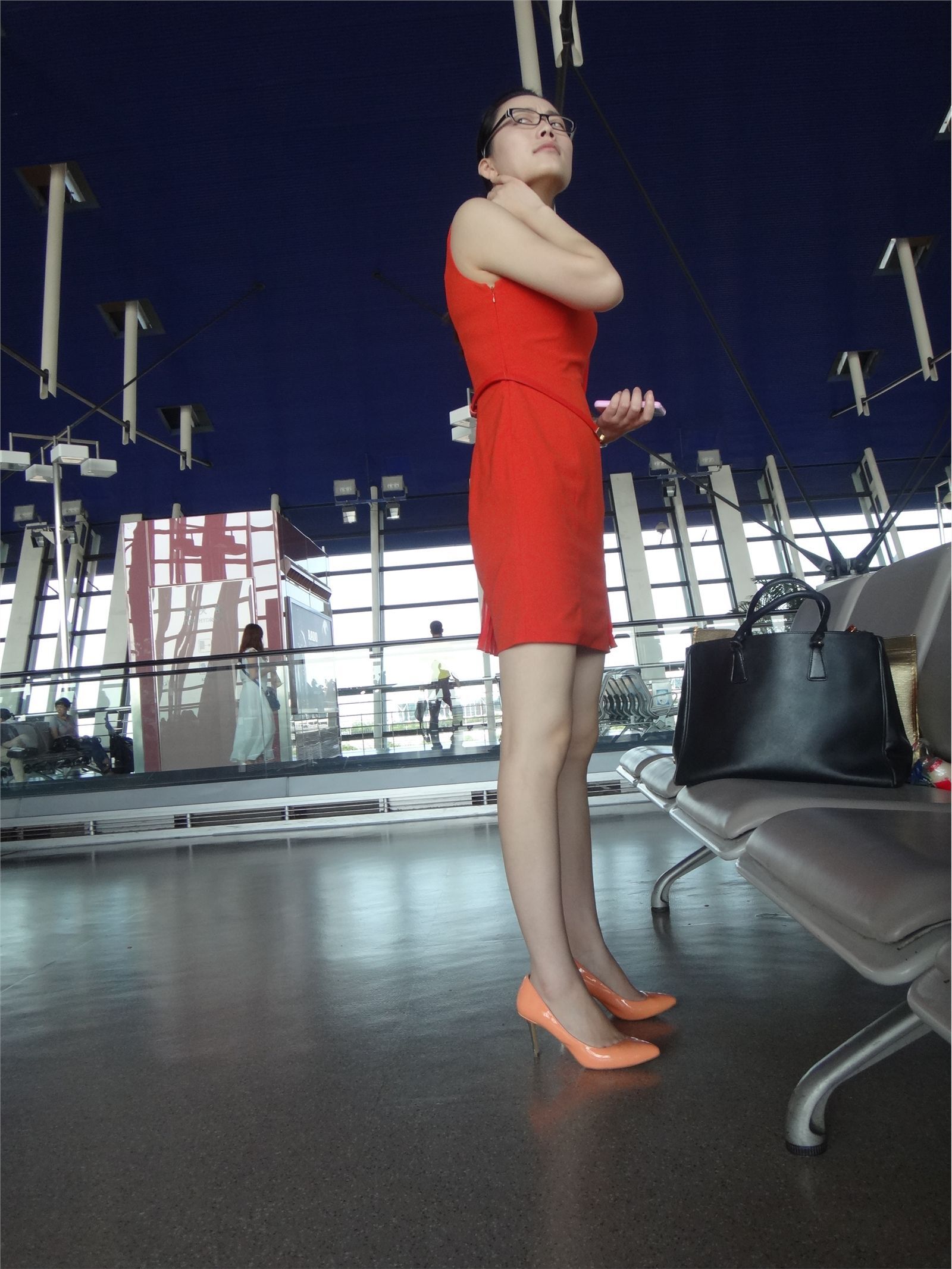 [户外街拍] 2013.12.23 浦东机场拍摄两个美女