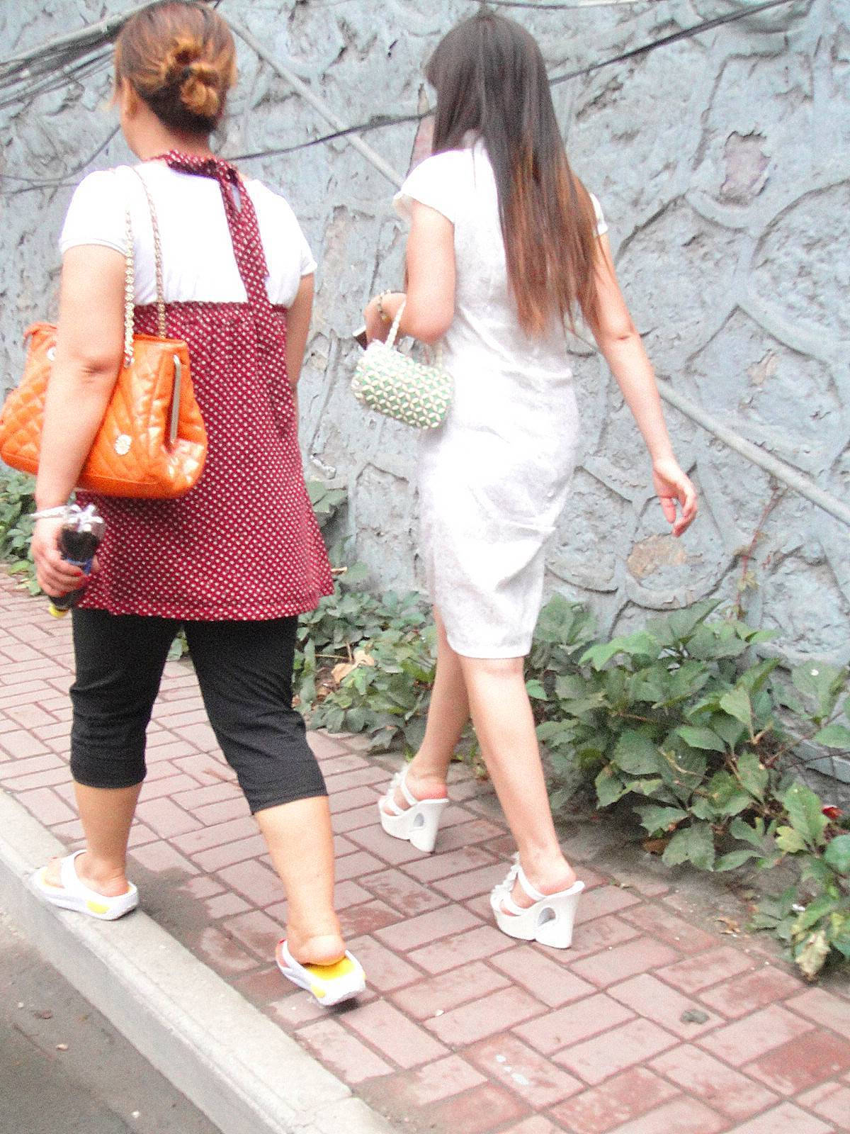 [户外街拍] 2013.09.08 白裙白超高凉托妇人