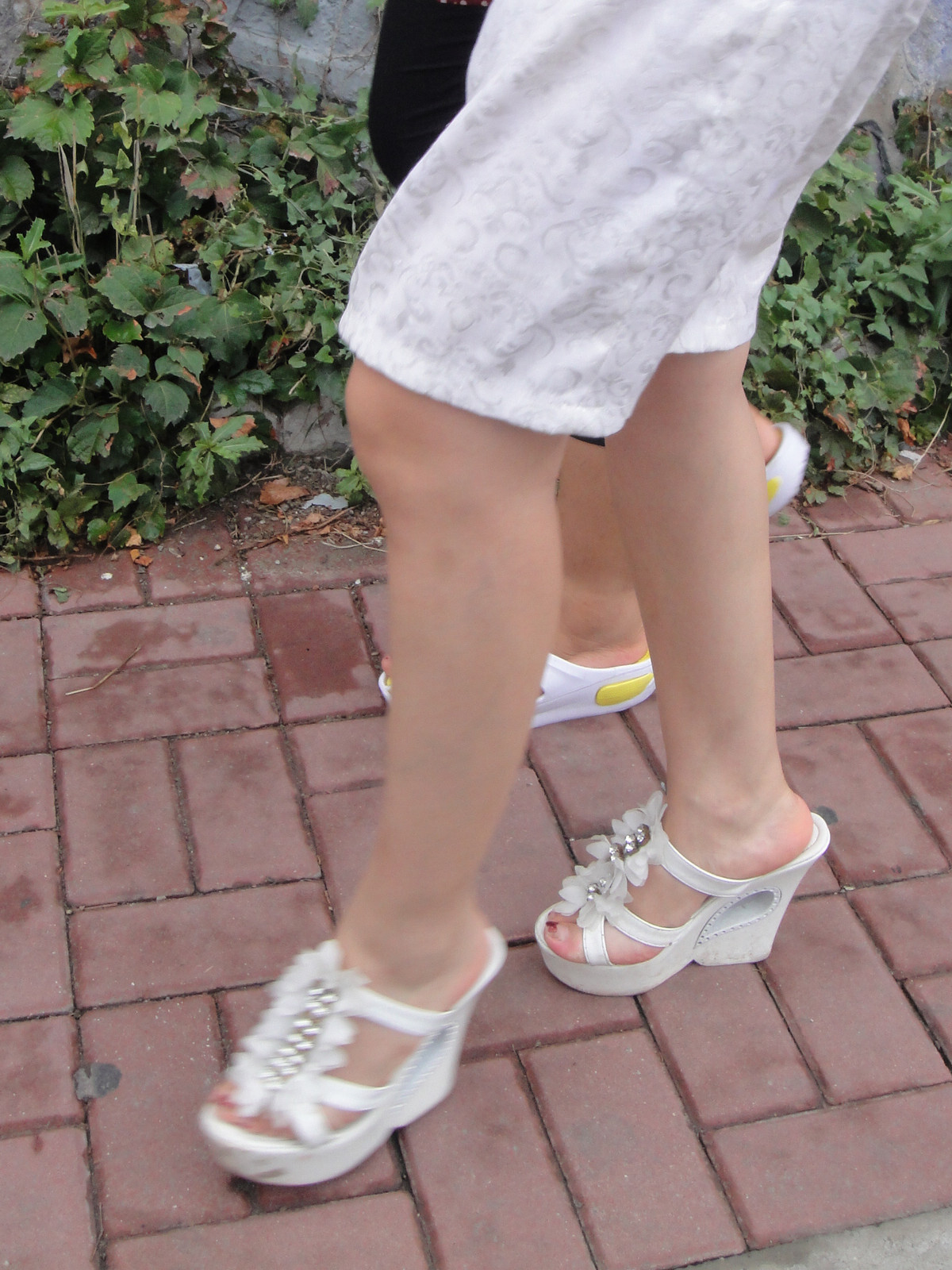 [户外街拍] 2013.09.08 白裙白超高凉托妇人