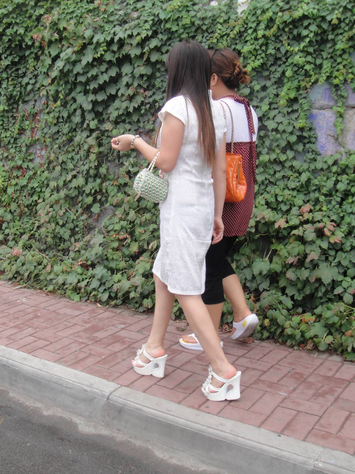 [户外街拍] 2013.09.08 白裙白超高凉托妇人