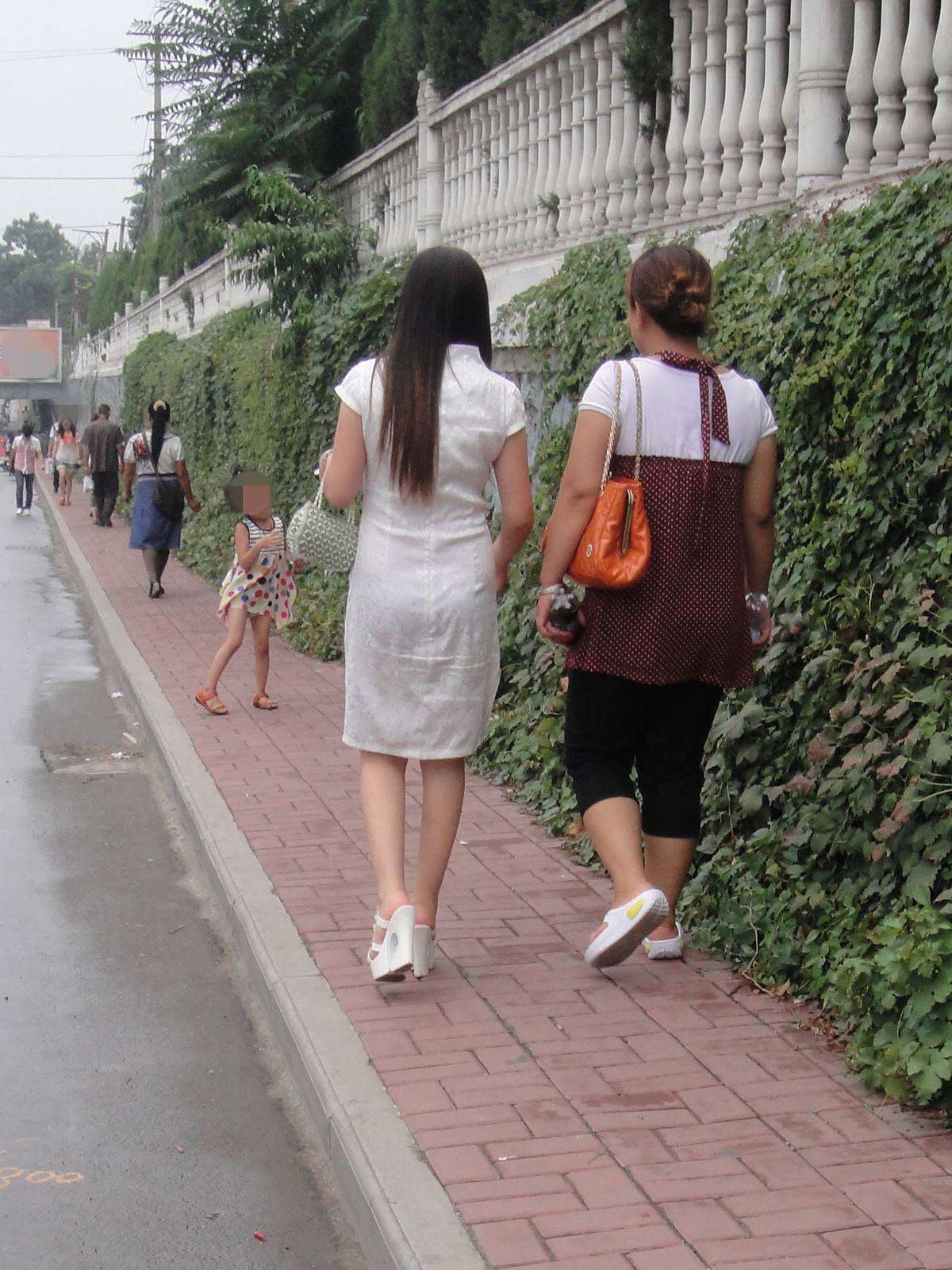 [户外街拍] 2013.09.08 白裙白超高凉托妇人