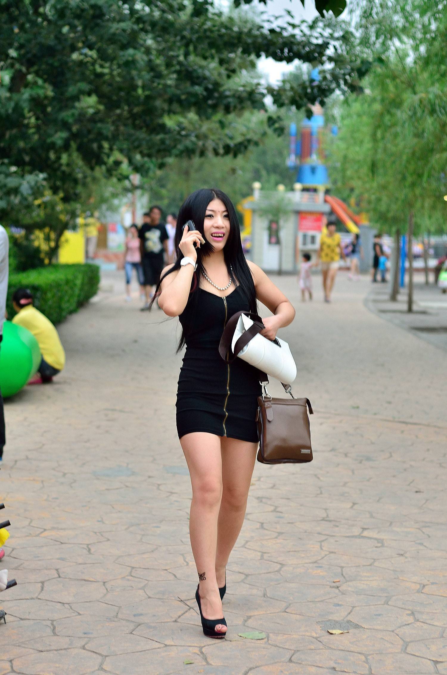 [户外街拍] 2013.09.11 超黑短裙包臀高跟美女