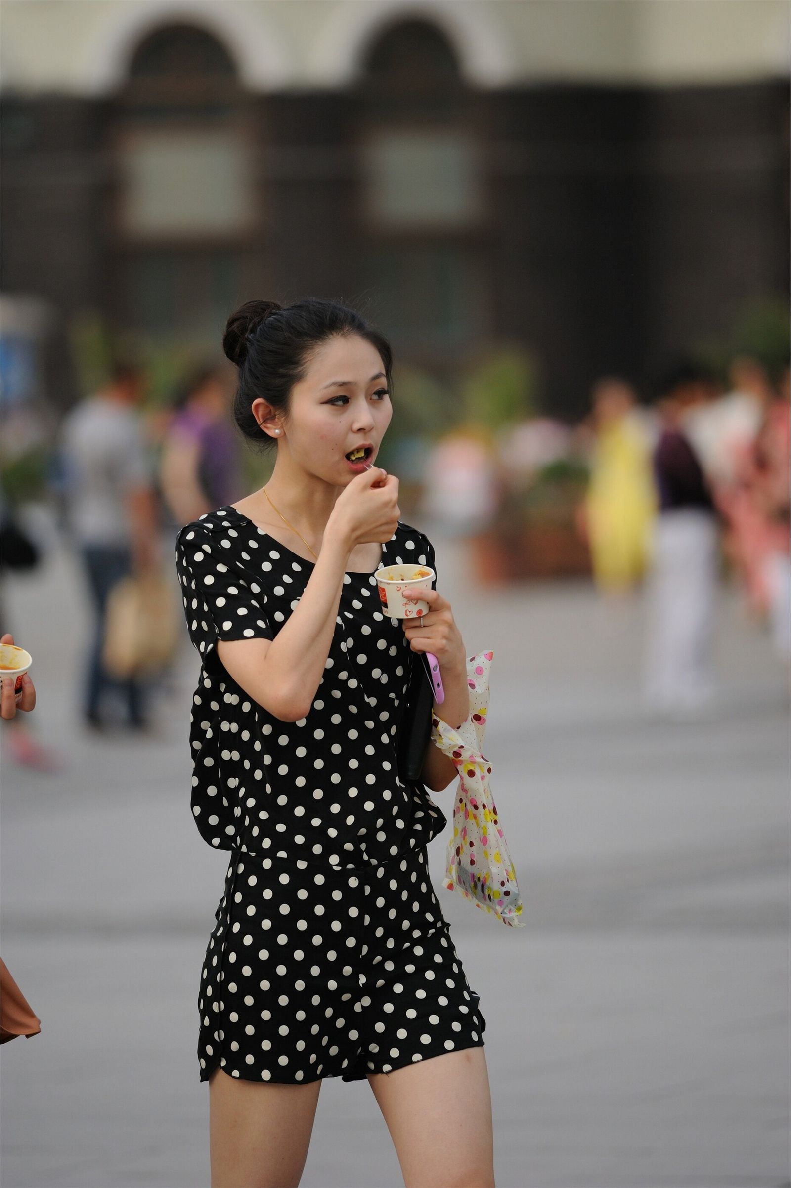 [户外街拍] 2013.10.01 俩个吃冰激凌的女孩