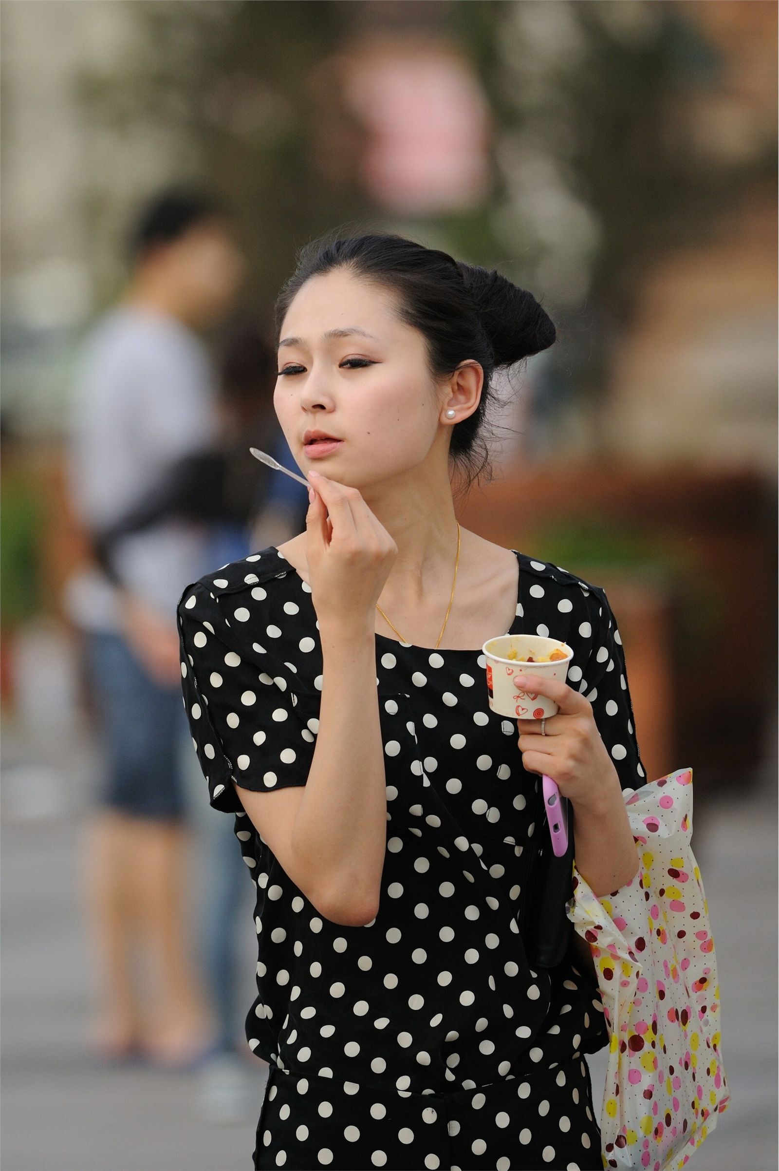 [户外街拍] 2013.10.01 俩个吃冰激凌的女孩