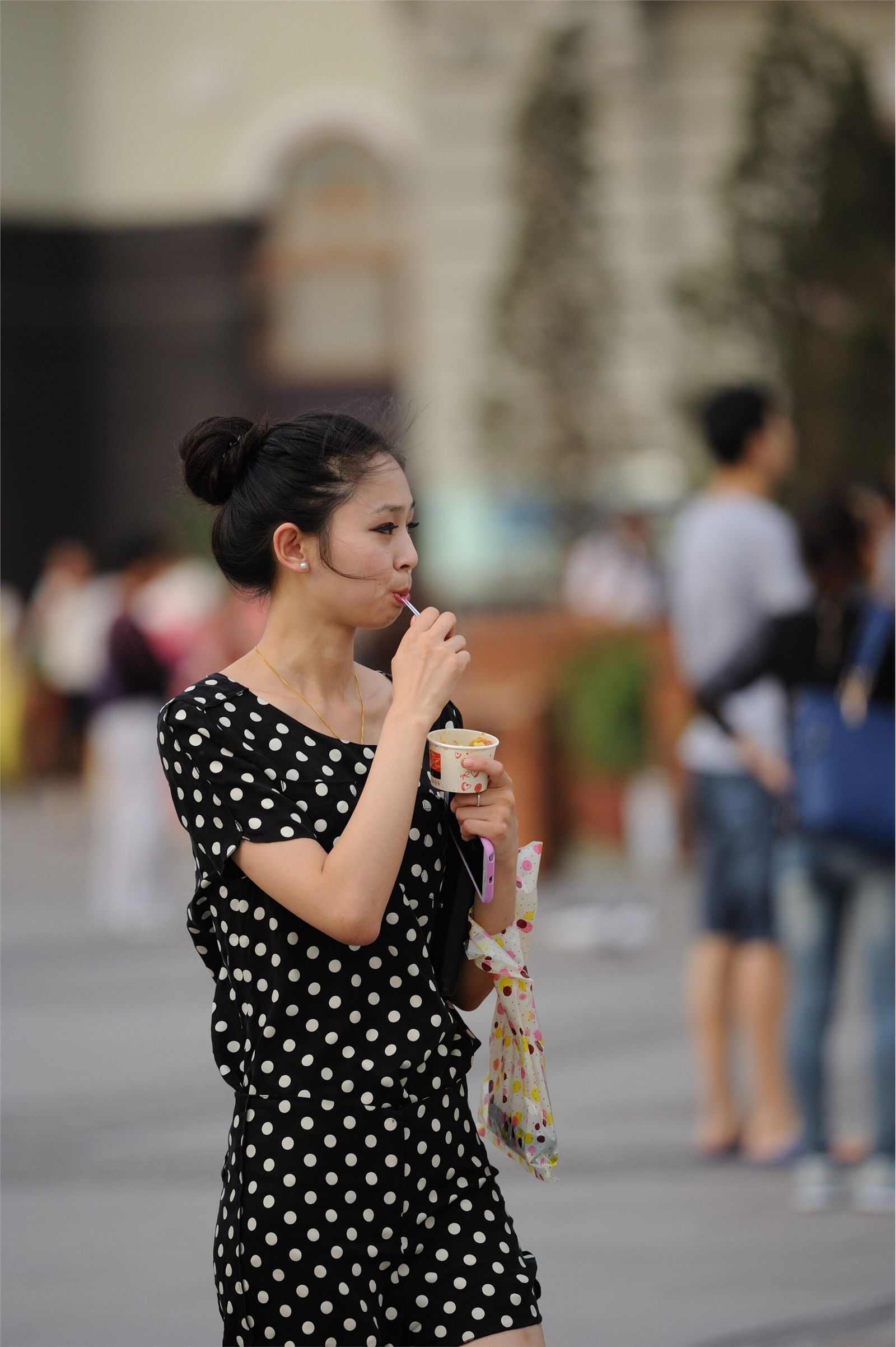 [户外街拍] 2013.10.01 俩个吃冰激凌的女孩