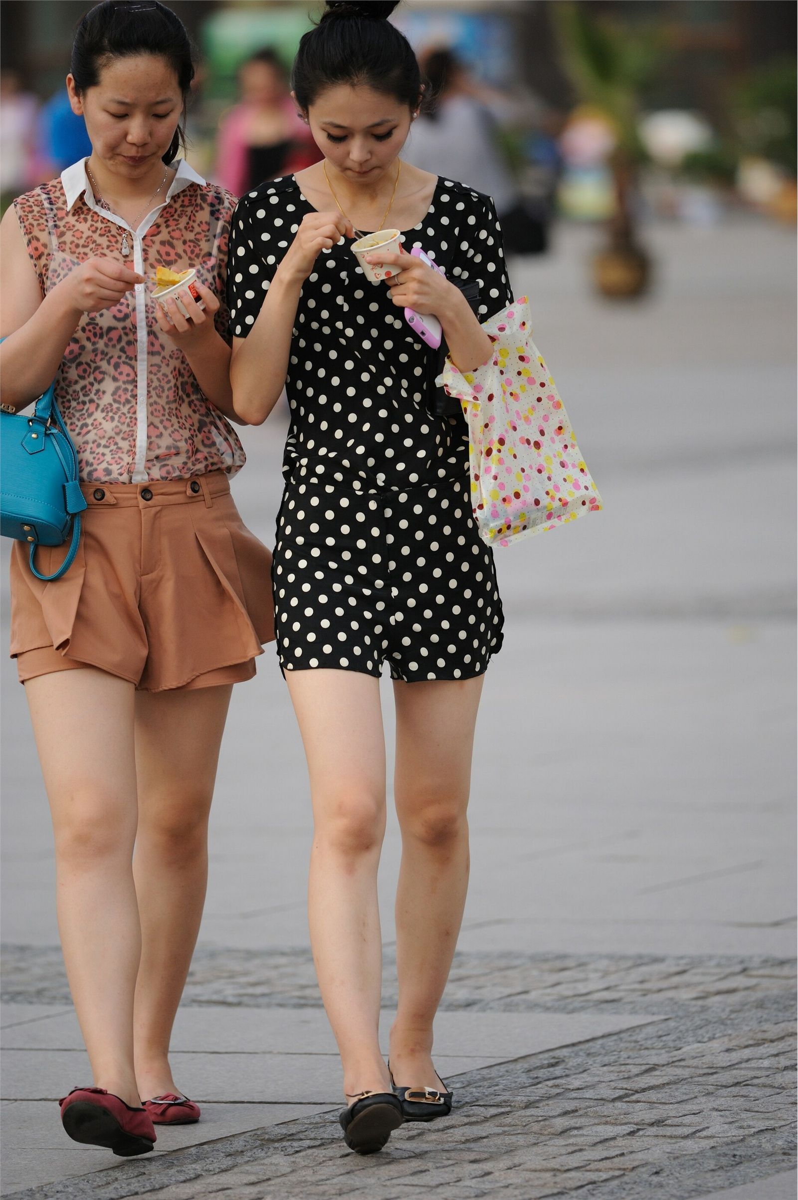 [户外街拍] 2013.10.01 俩个吃冰激凌的女孩