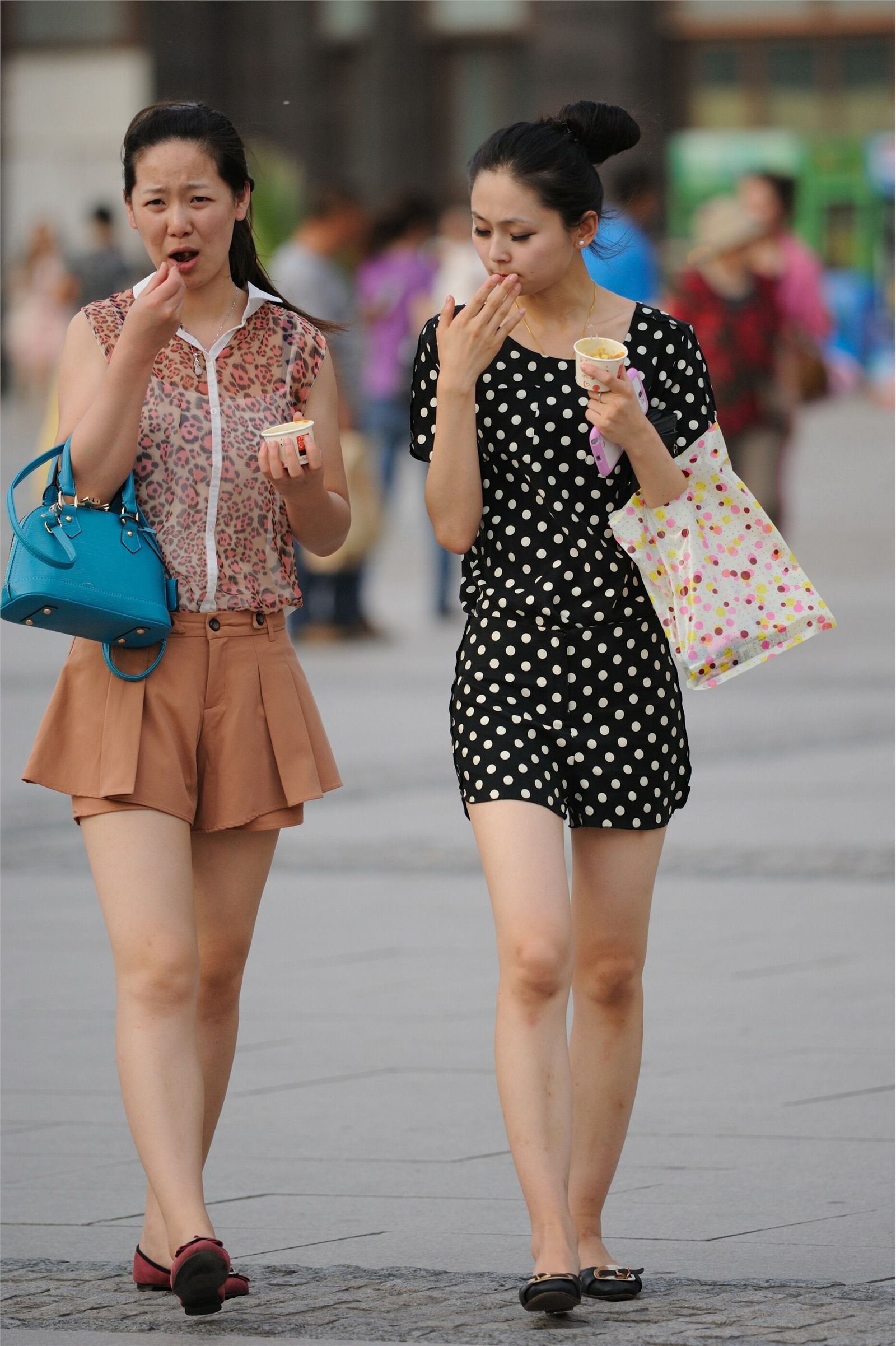 [户外街拍] 2013.10.01 俩个吃冰激凌的女孩