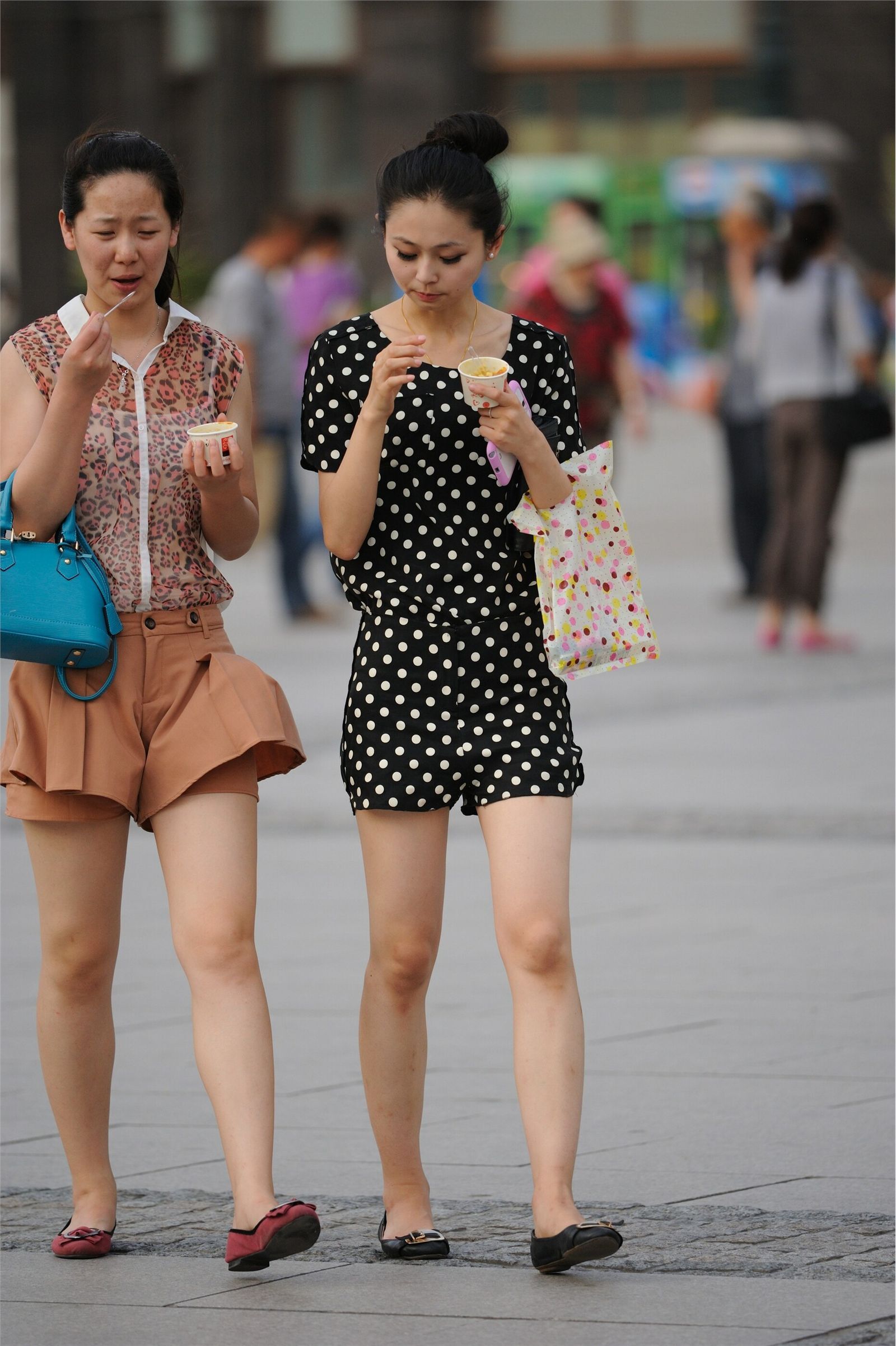 [户外街拍] 2013.10.01 俩个吃冰激凌的女孩