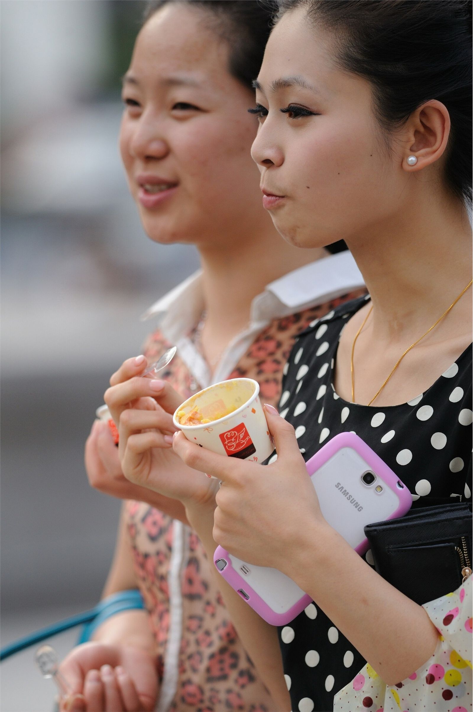 [户外街拍] 2013.10.01 俩个吃冰激凌的女孩