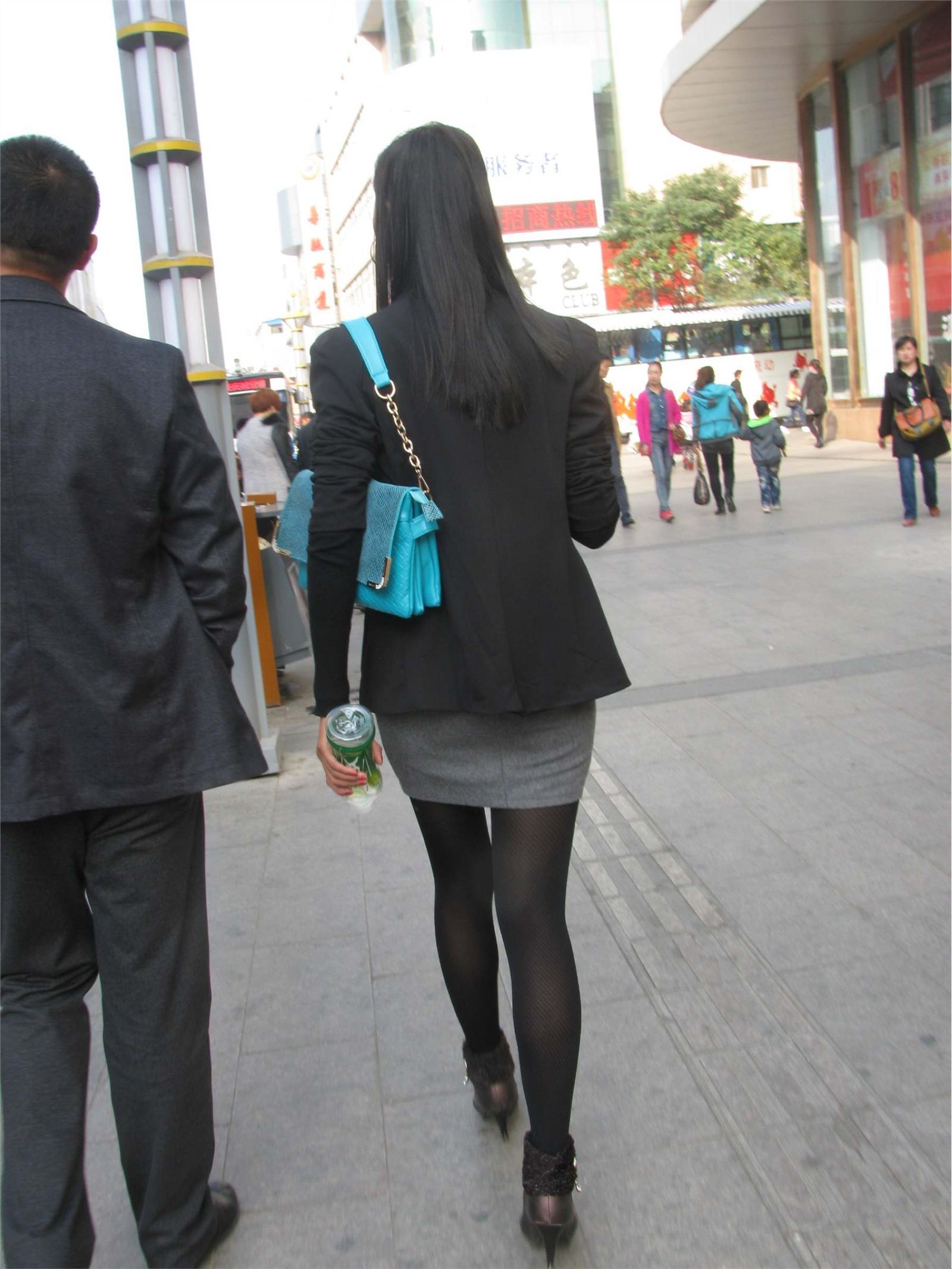 [户外街拍] 路遇长腿黑丝美女