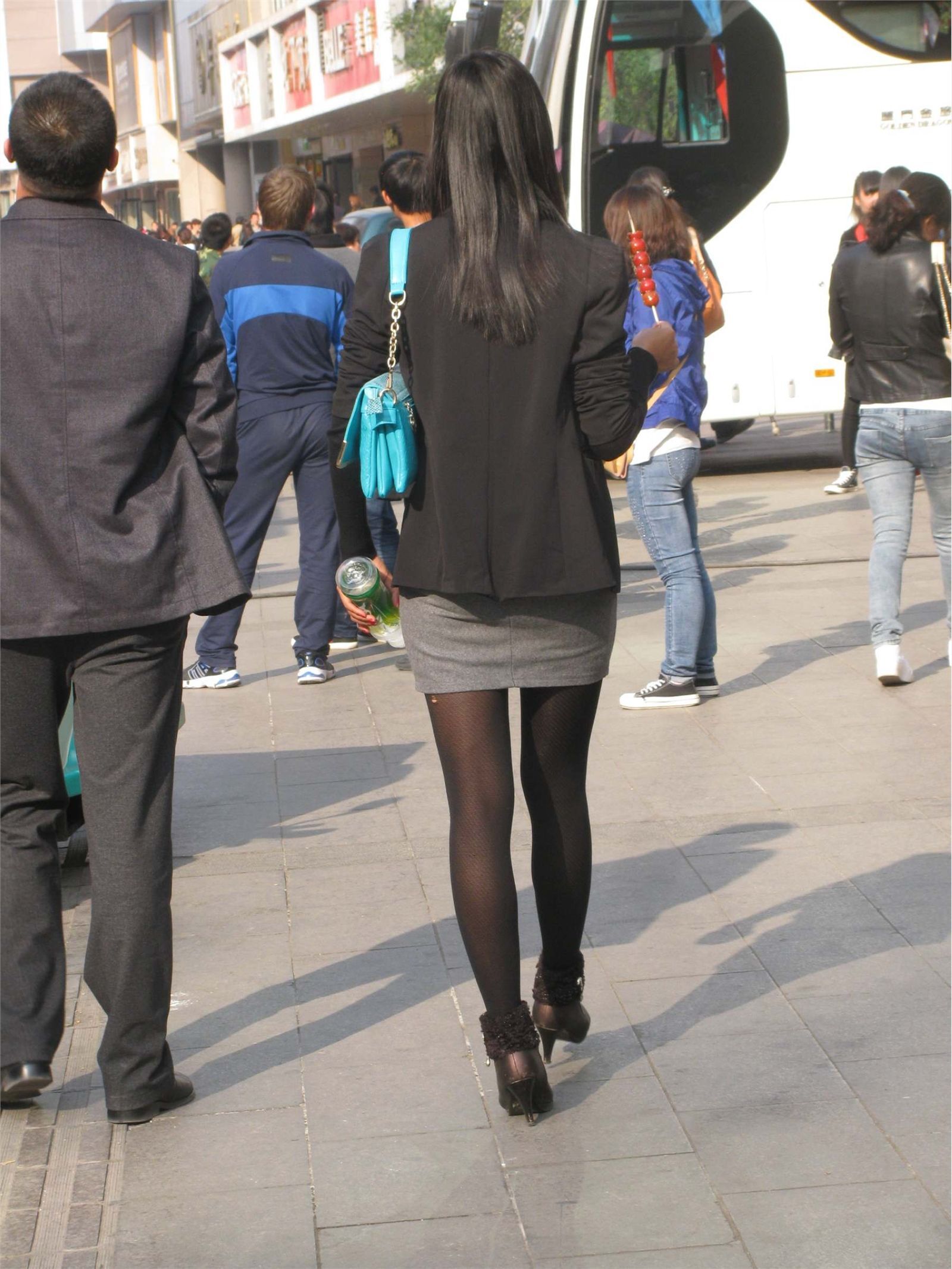 [户外街拍] 路遇长腿黑丝美女