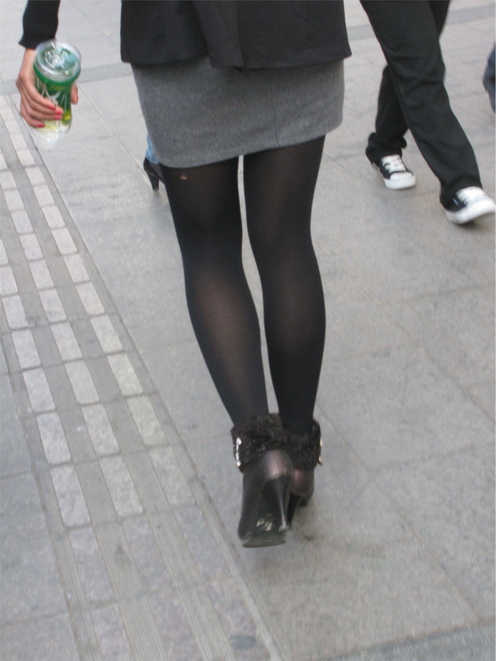 [户外街拍] 路遇长腿黑丝美女