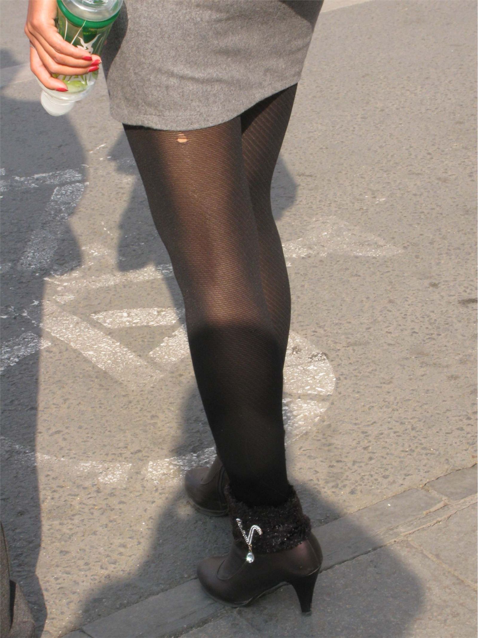 [户外街拍] 路遇长腿黑丝美女