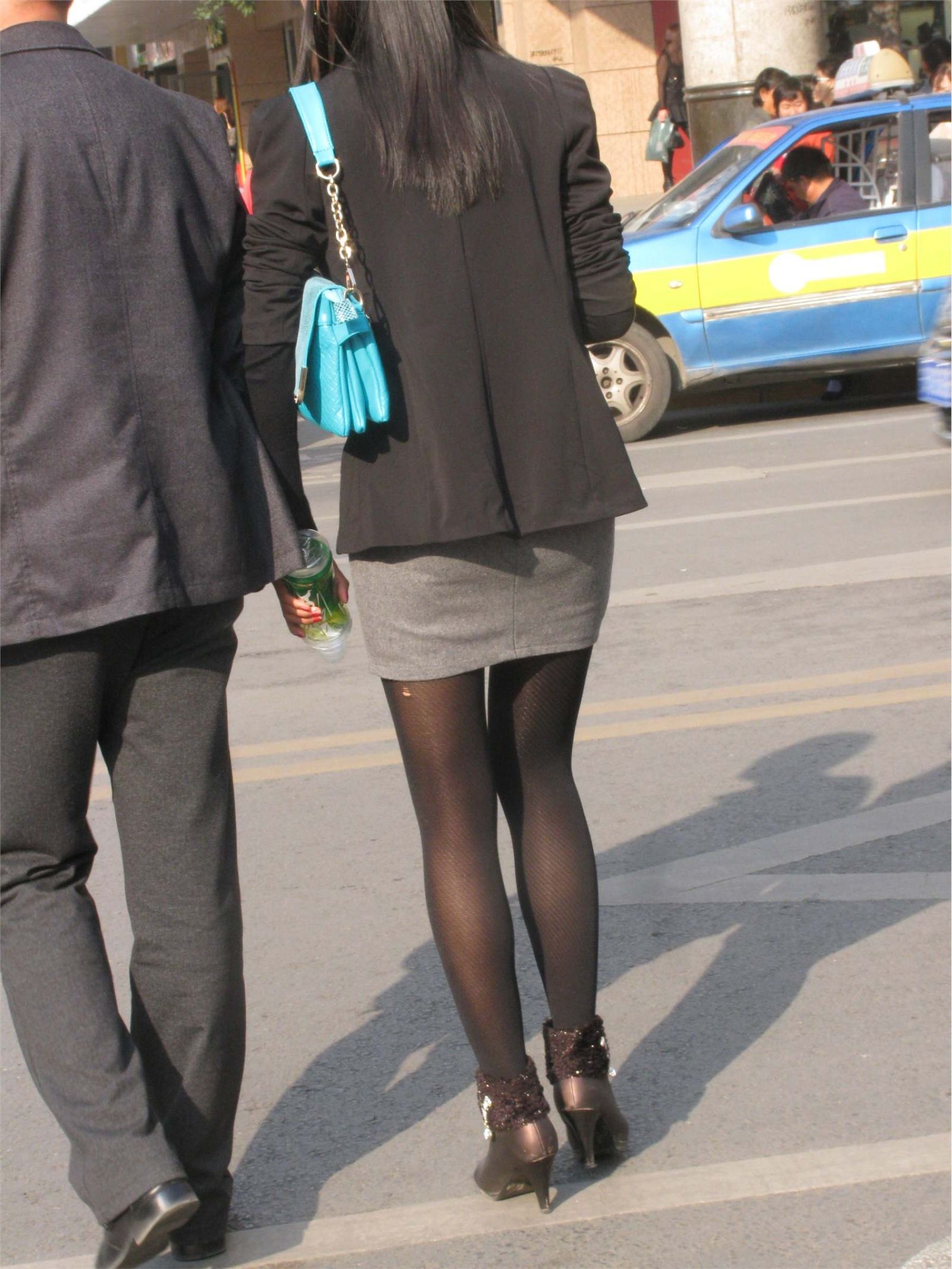 [户外街拍] 路遇长腿黑丝美女