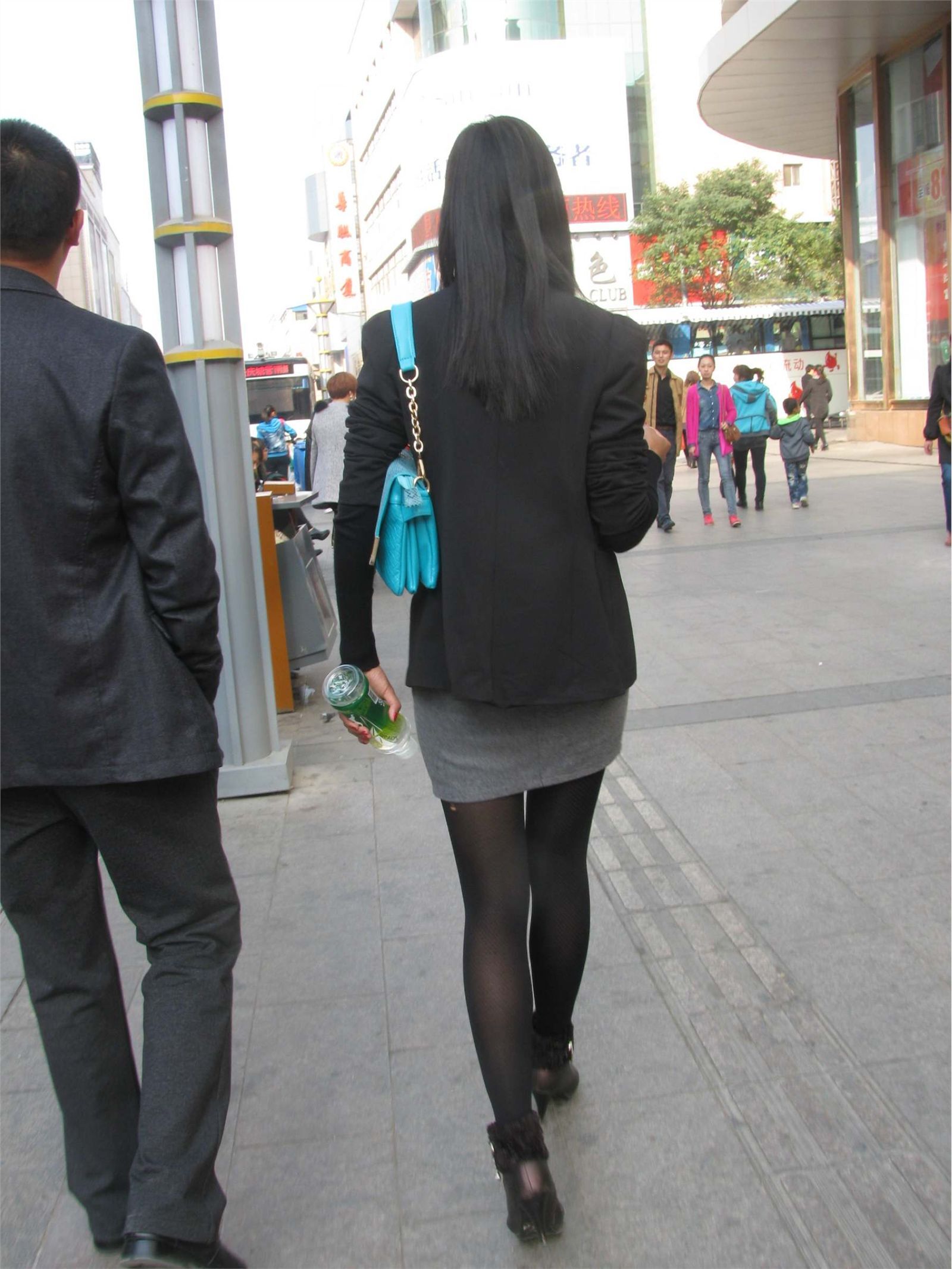 [户外街拍] 路遇长腿黑丝美女