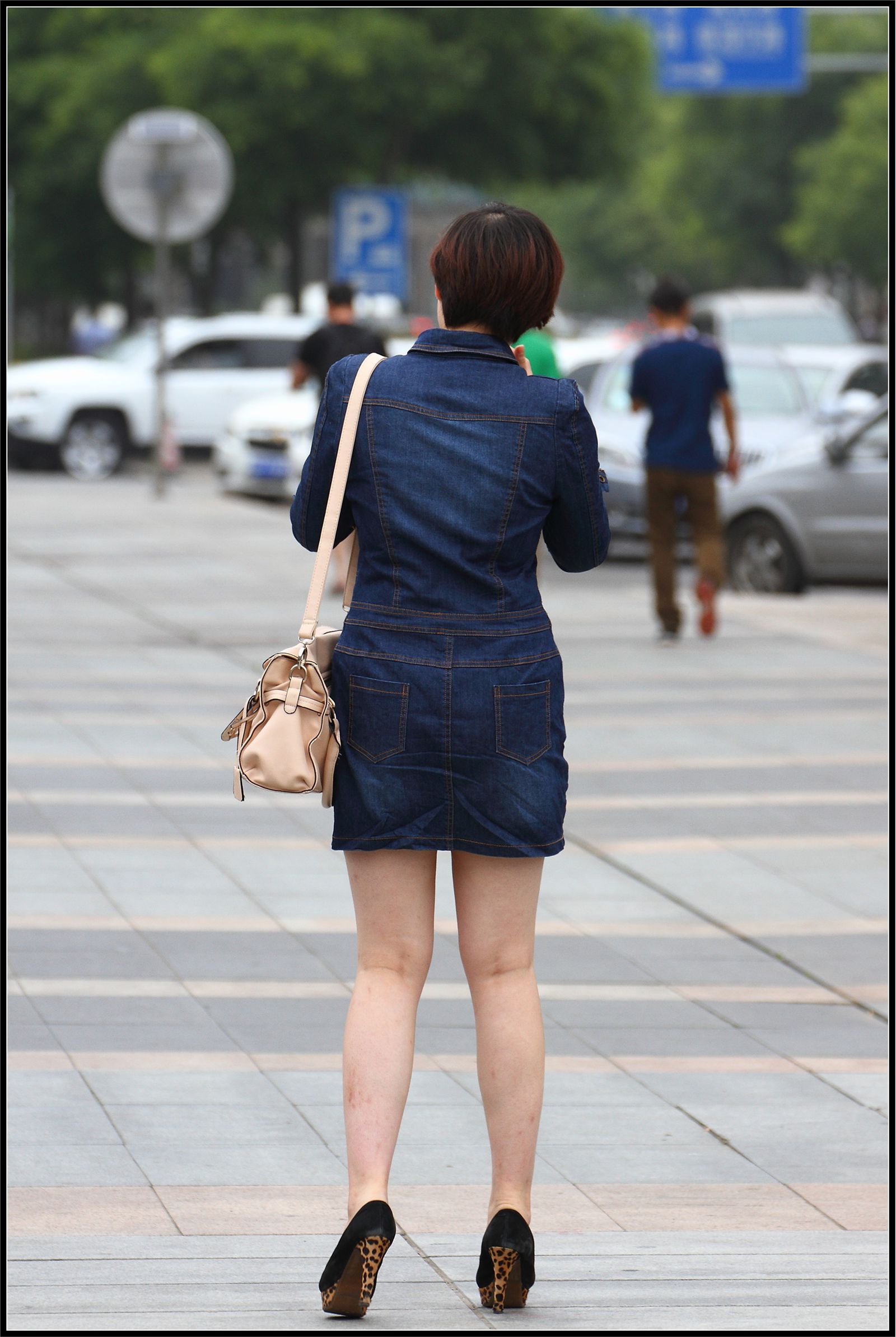 [户外街拍] 2013.11.29 打着电话的美腿MM