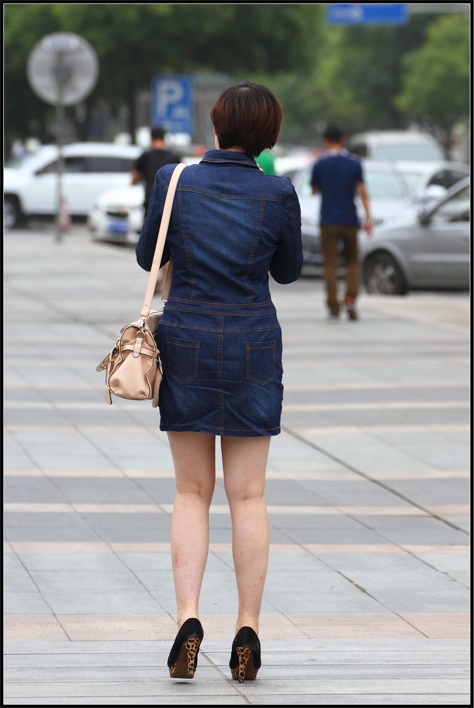 [户外街拍] 2013.11.29 打着电话的美腿MM