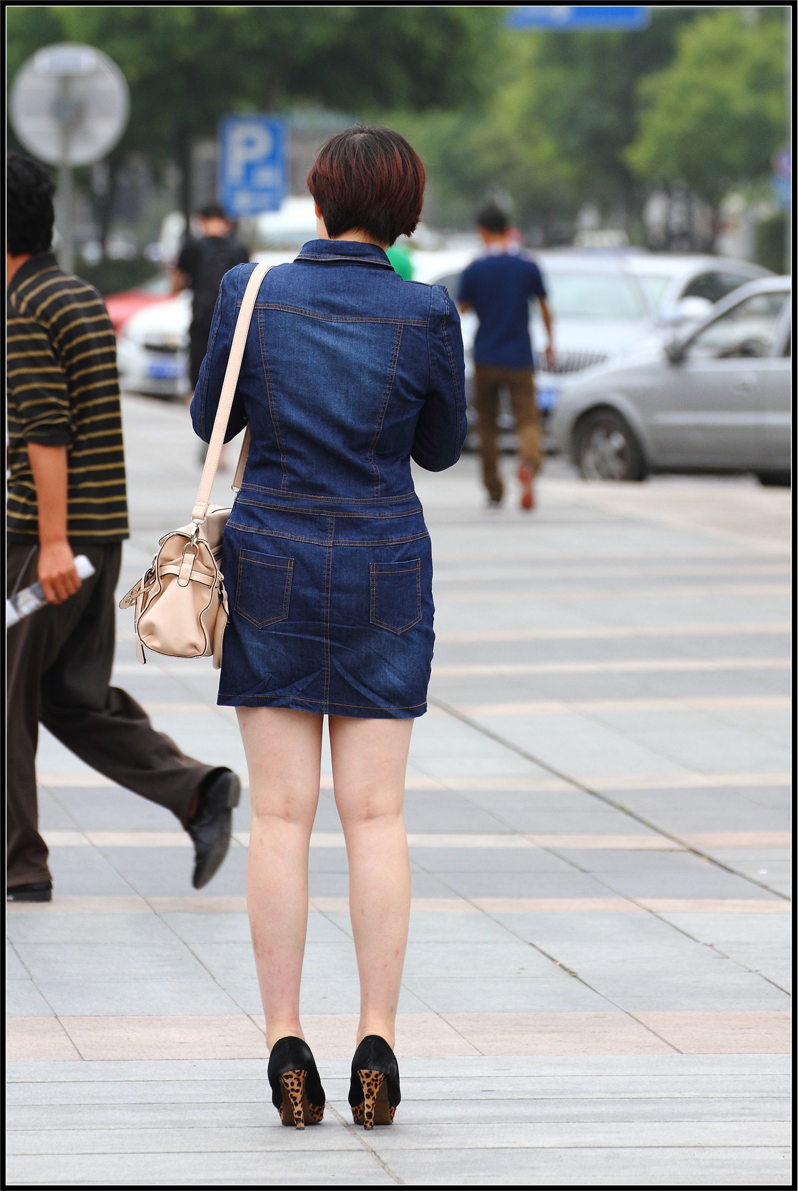 [户外街拍] 2013.11.29 打着电话的美腿MM