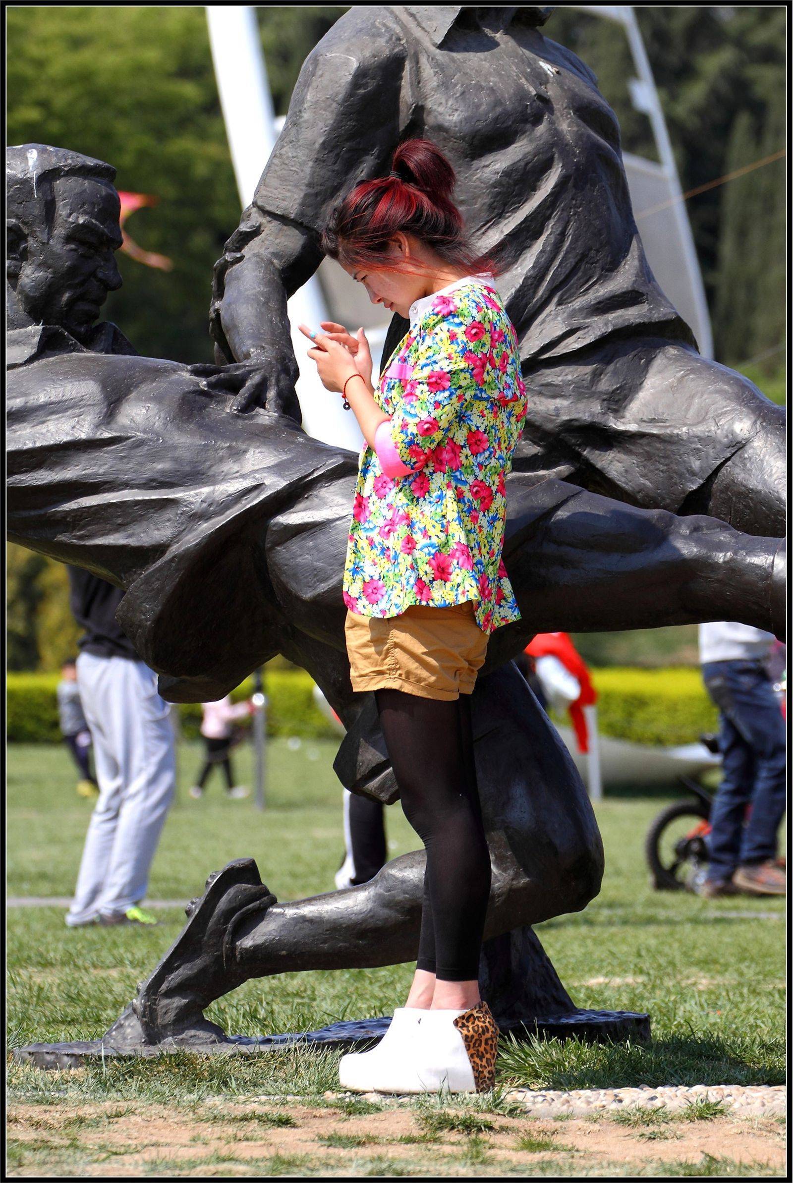 [户外街拍] 2013.09.15 淡雅小花上衣美女黑丝诱惑