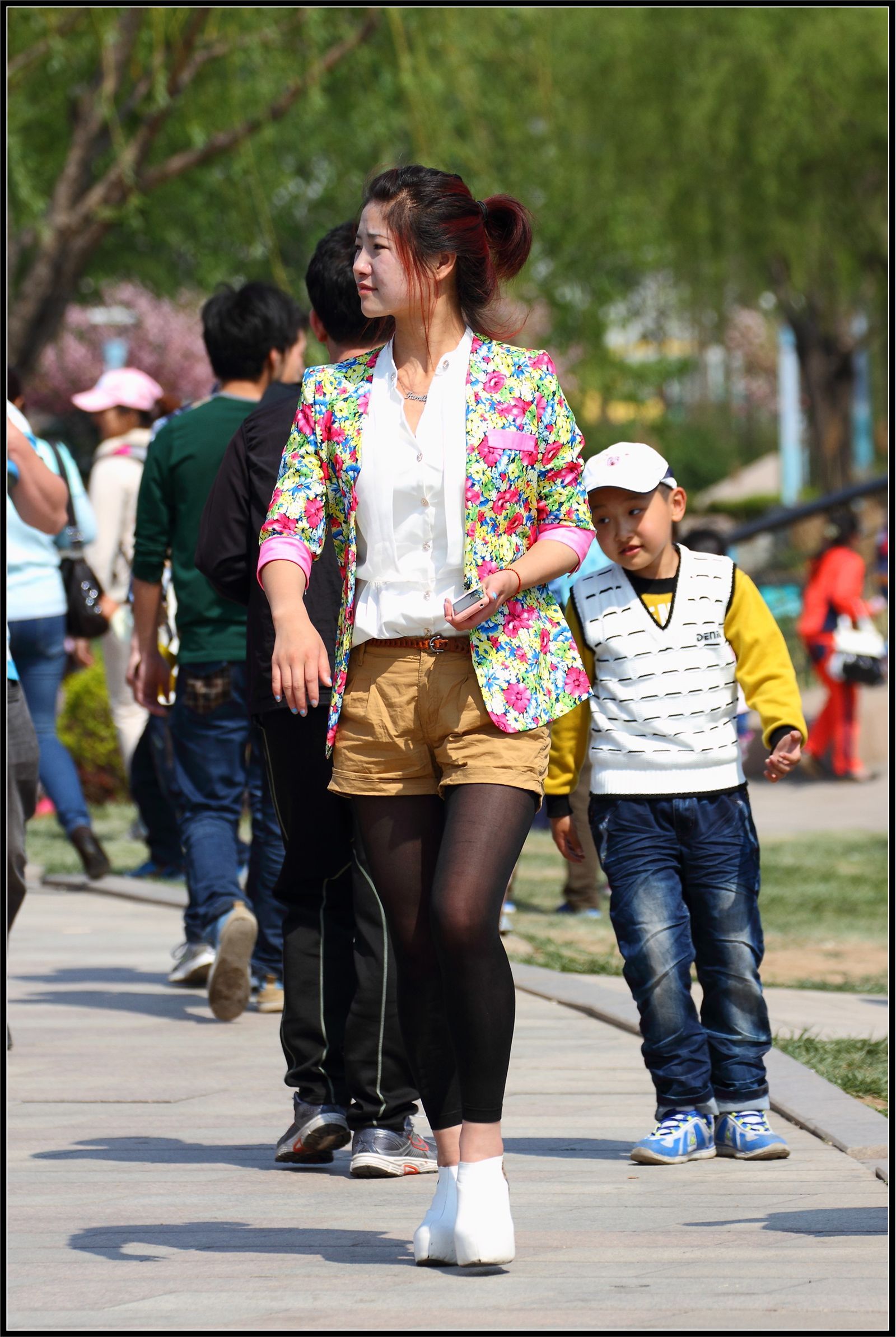 [户外街拍] 2013.09.15 淡雅小花上衣美女黑丝诱惑