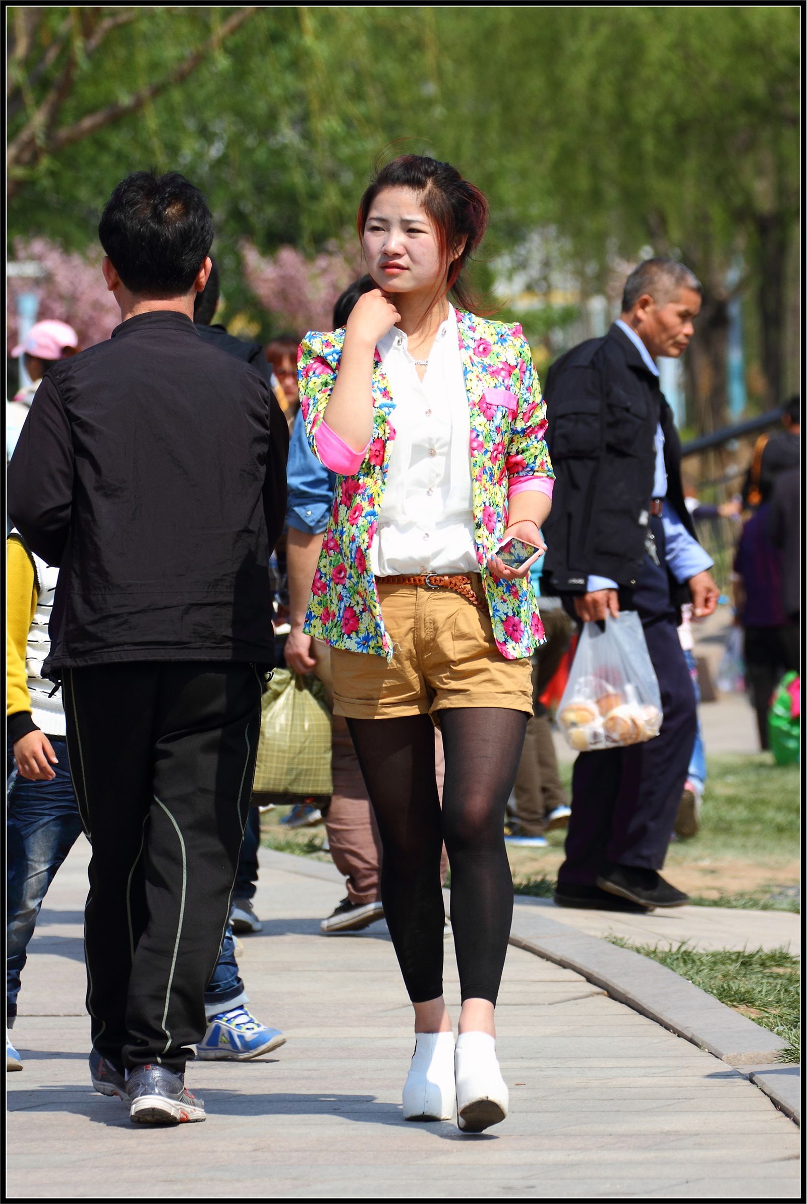 [户外街拍] 2013.09.15 淡雅小花上衣美女黑丝诱惑
