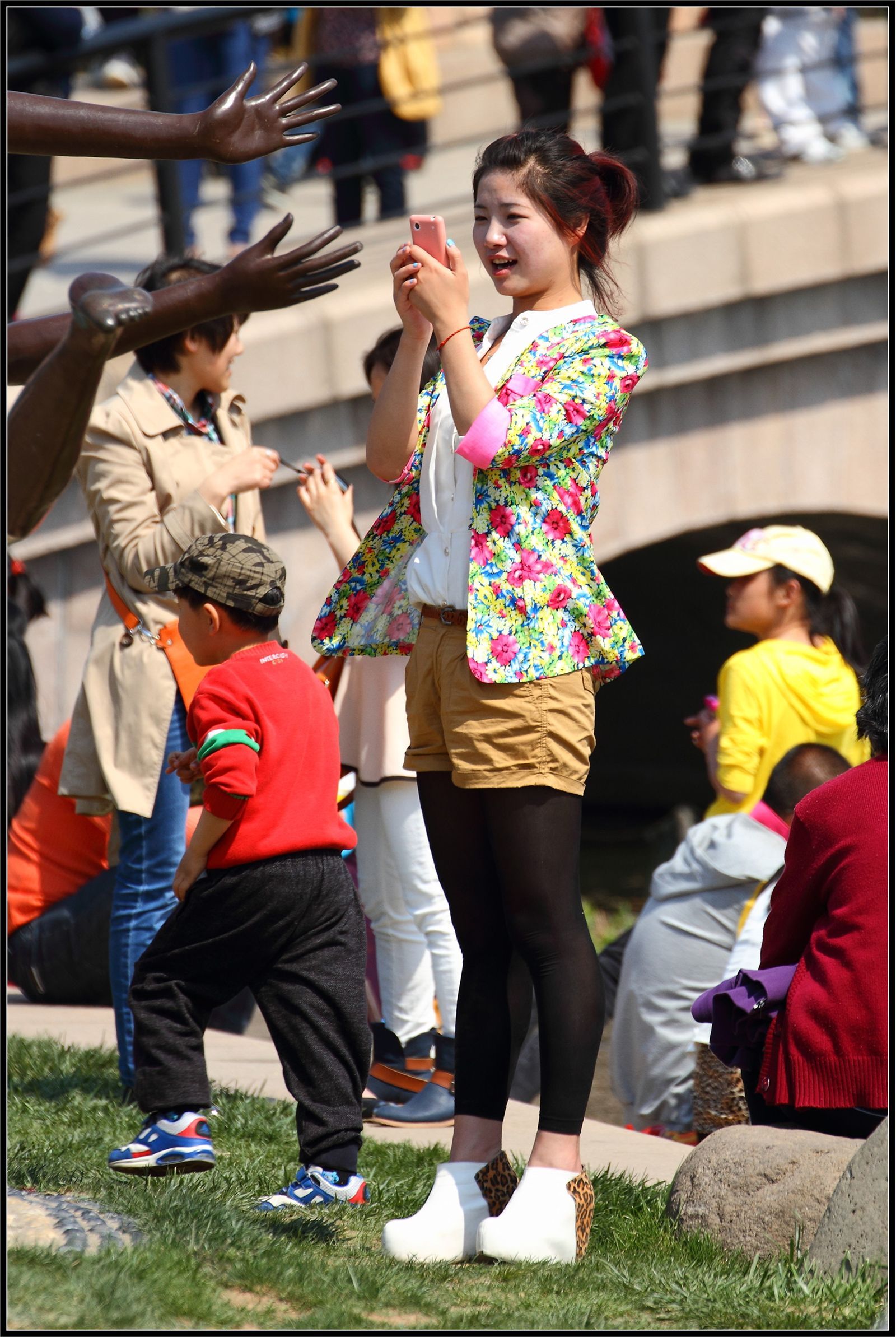 [户外街拍] 2013.09.15 淡雅小花上衣美女黑丝诱惑