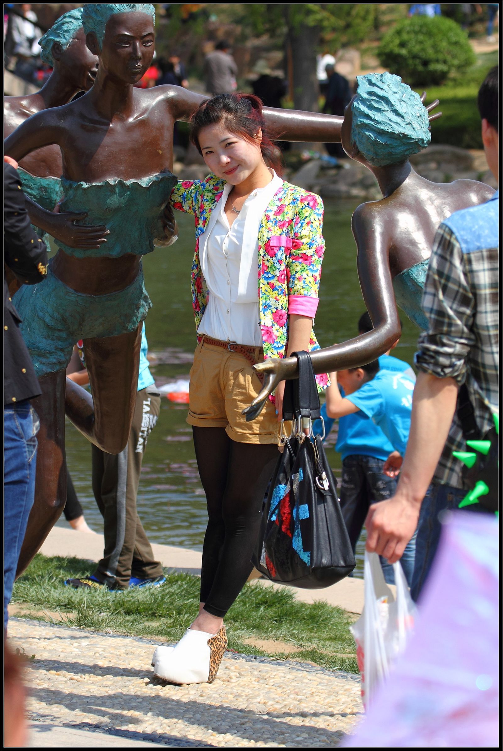 [户外街拍] 2013.09.15 淡雅小花上衣美女黑丝诱惑