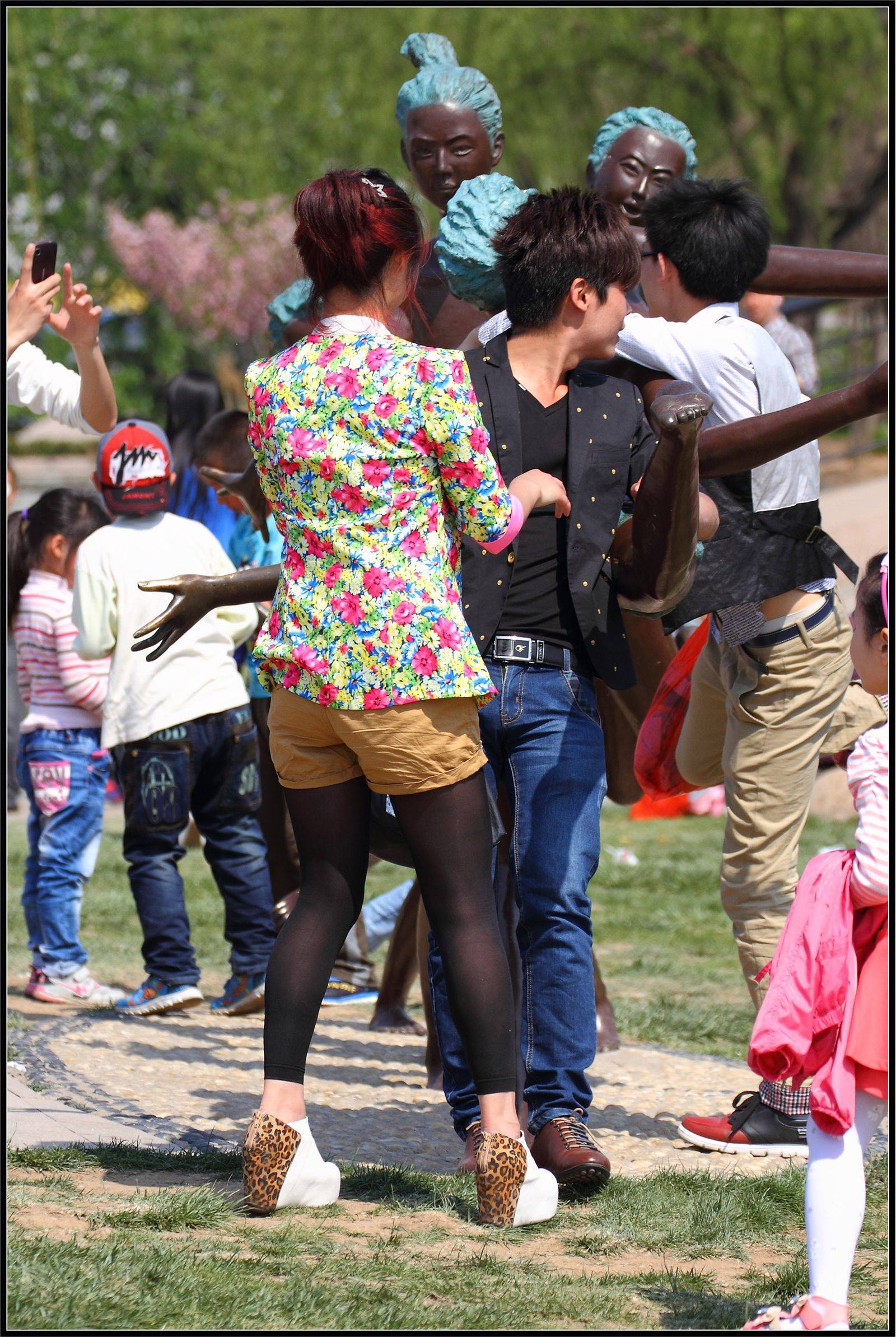 [户外街拍] 2013.09.15 淡雅小花上衣美女黑丝诱惑