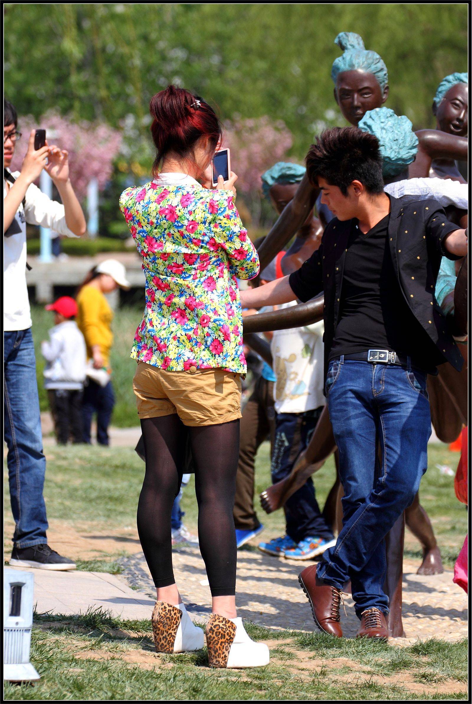 [户外街拍] 2013.09.15 淡雅小花上衣美女黑丝诱惑