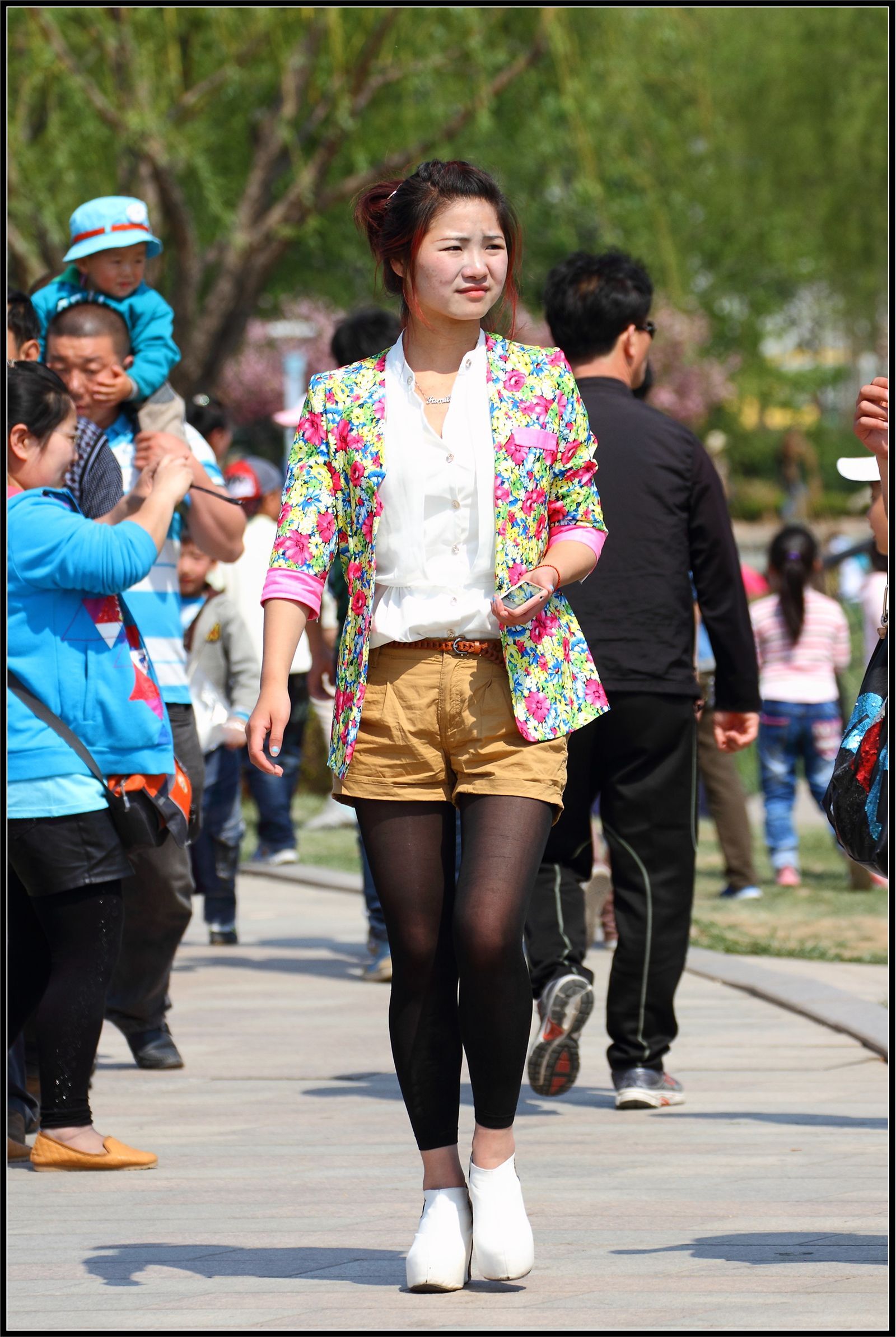 [户外街拍] 2013.09.15 淡雅小花上衣美女黑丝诱惑