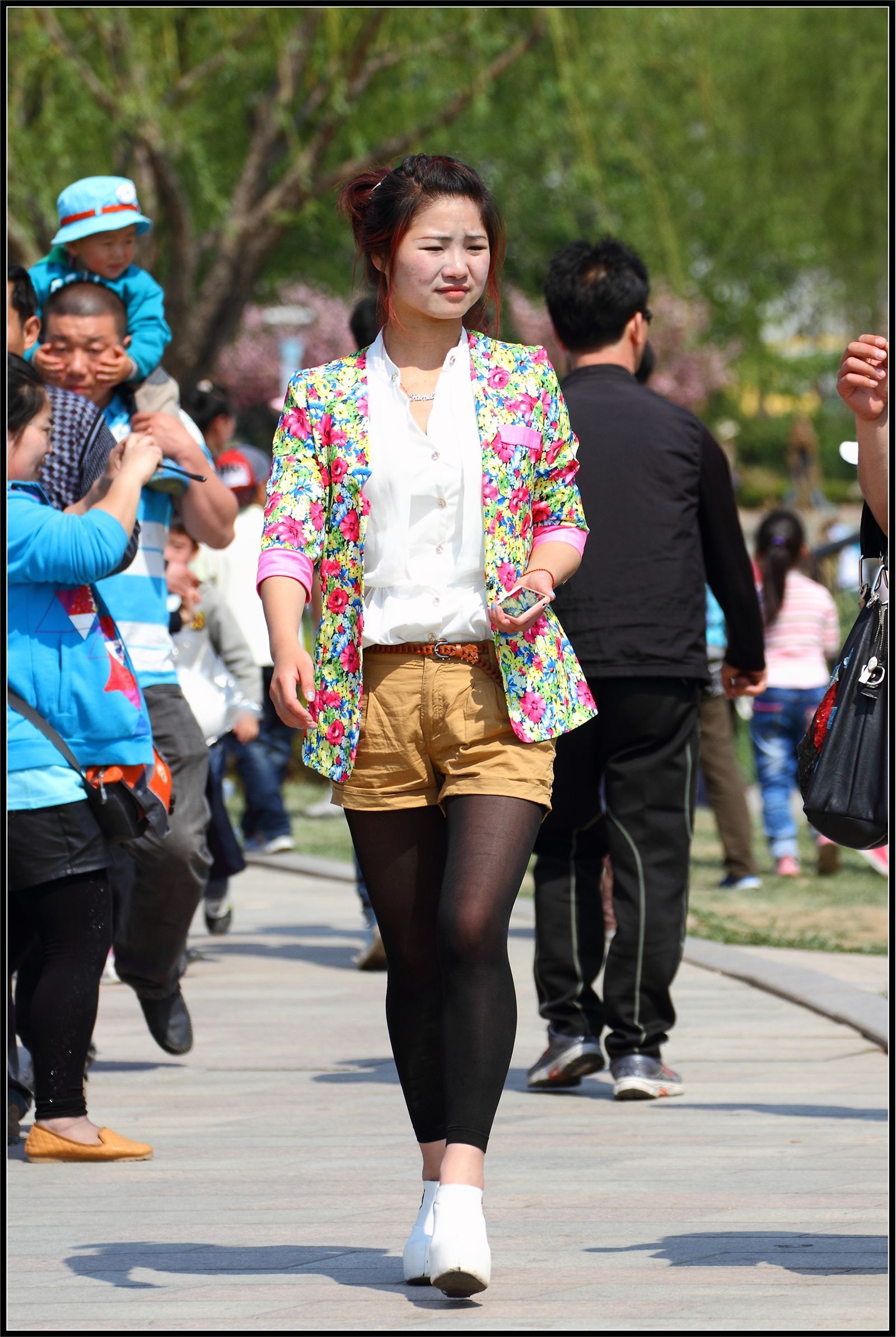 [户外街拍] 2013.09.15 淡雅小花上衣美女黑丝诱惑