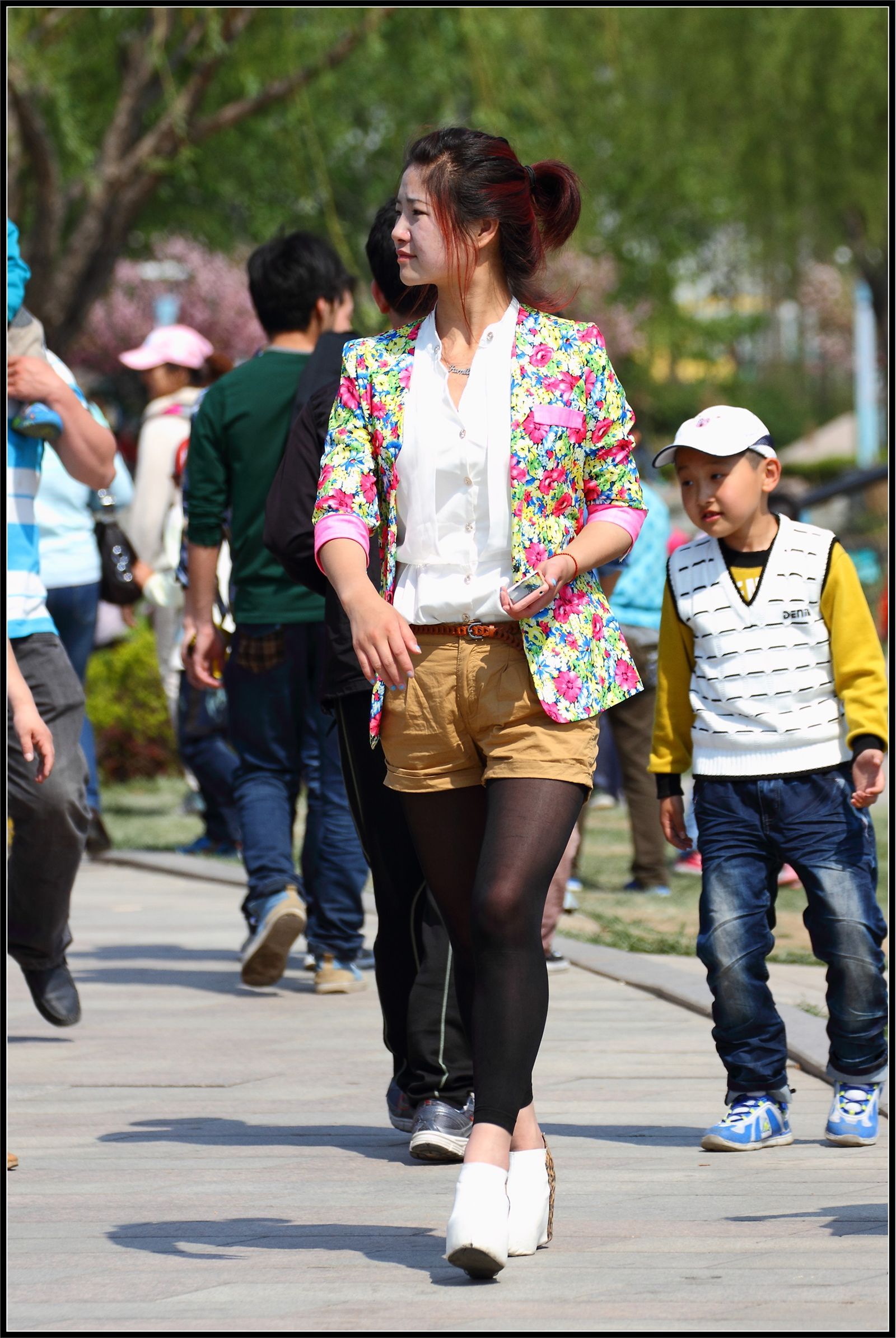 [户外街拍] 2013.09.15 淡雅小花上衣美女黑丝诱惑