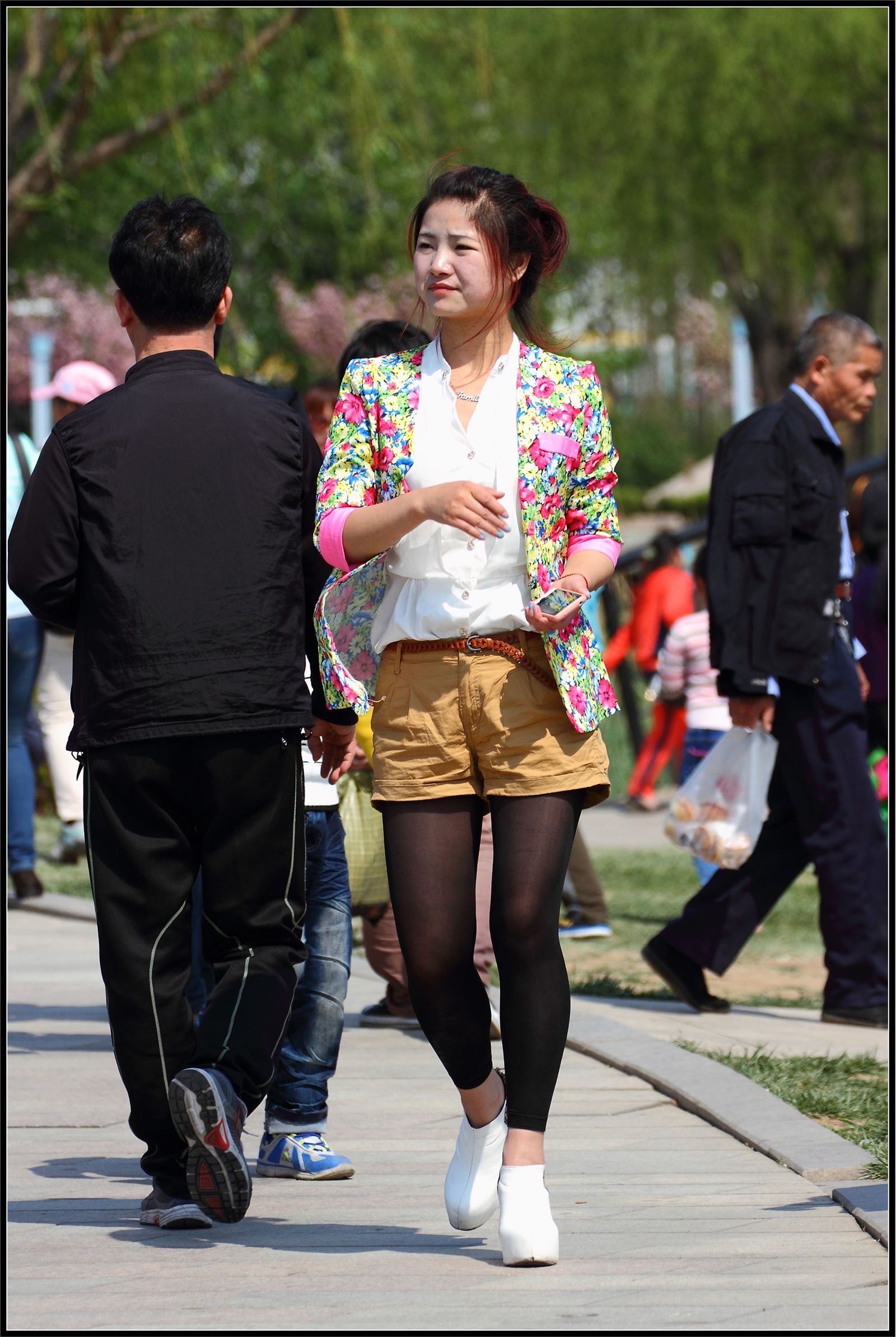 [户外街拍] 2013.09.15 淡雅小花上衣美女黑丝诱惑