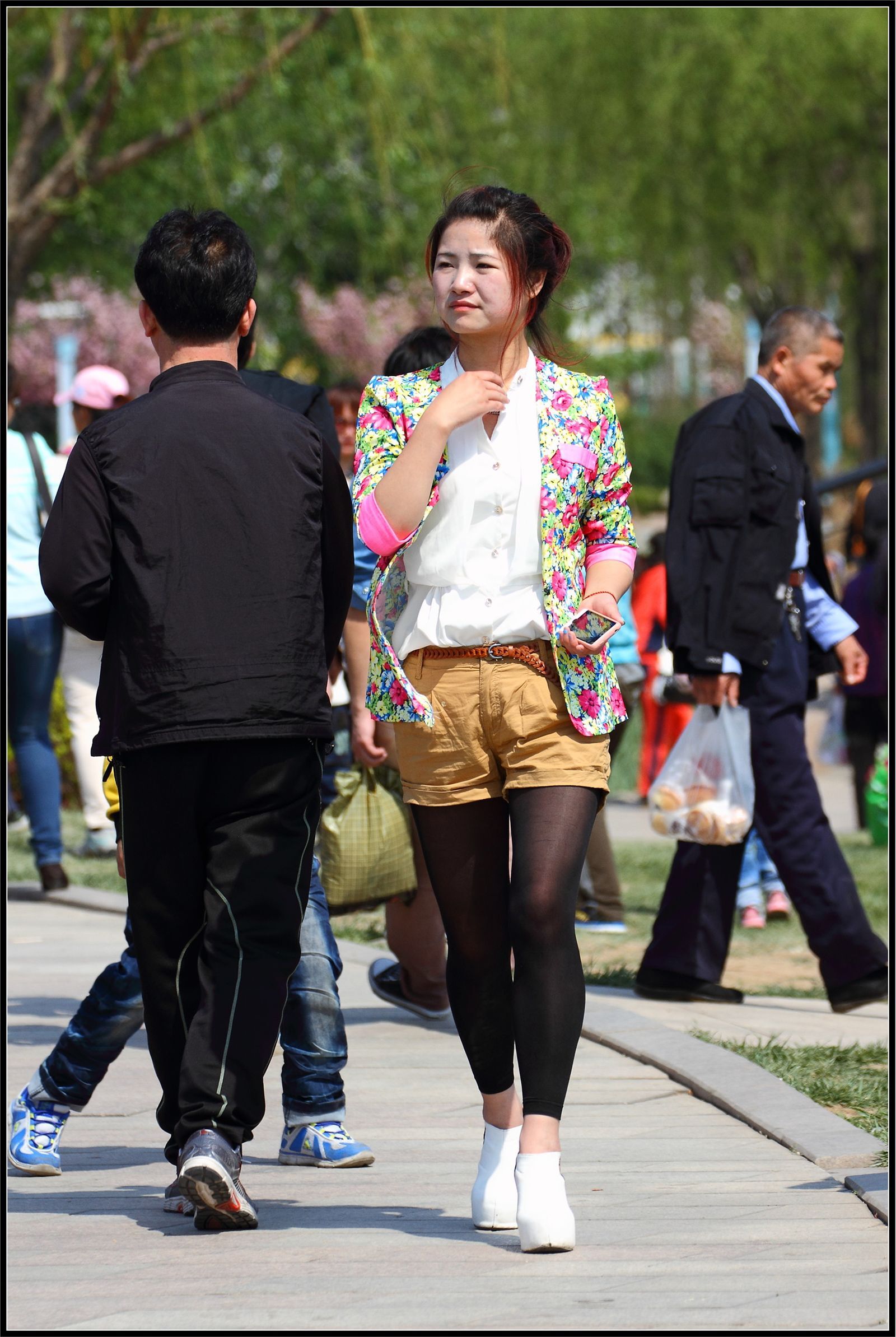 [户外街拍] 2013.09.15 淡雅小花上衣美女黑丝诱惑