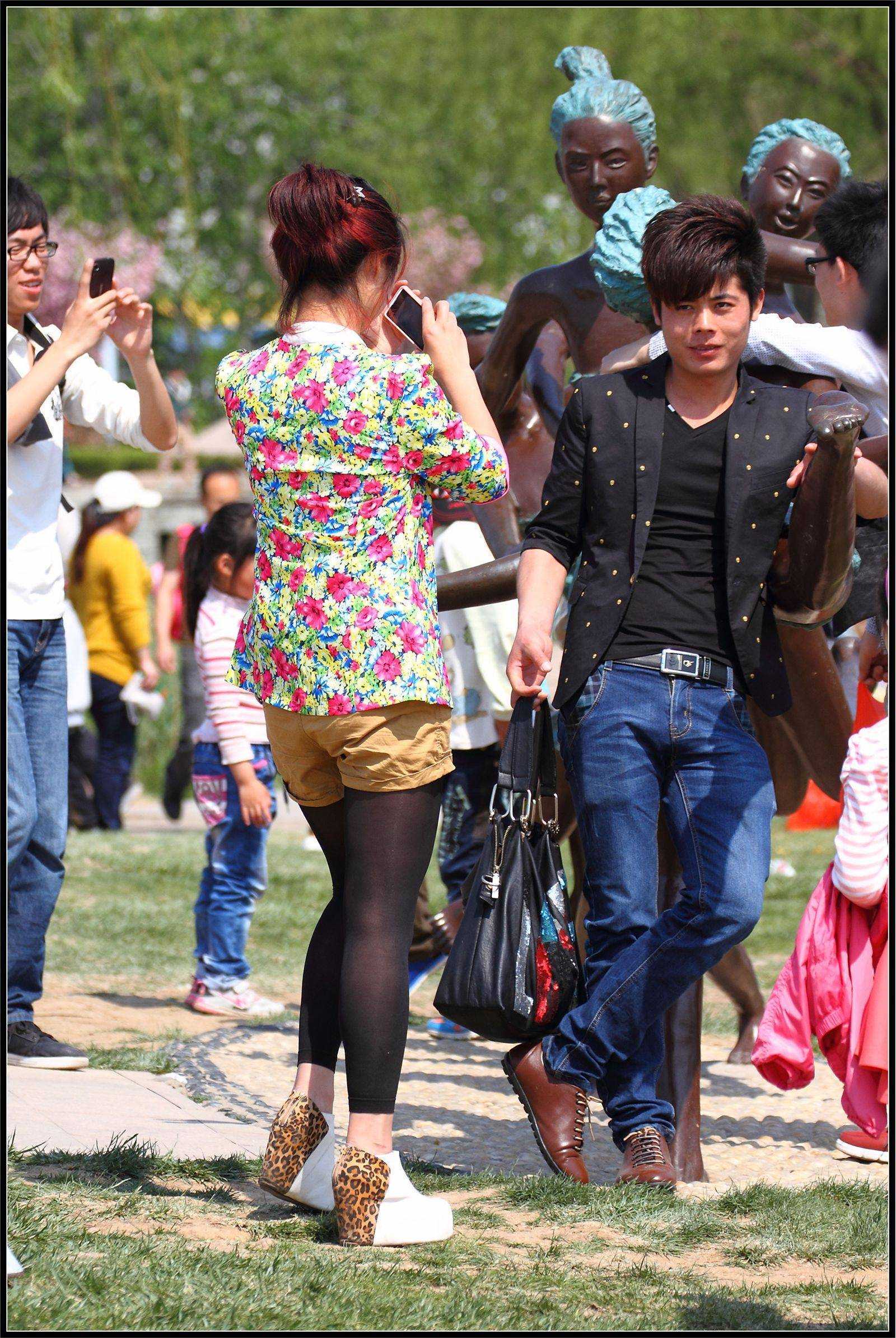 [户外街拍] 2013.09.15 淡雅小花上衣美女黑丝诱惑