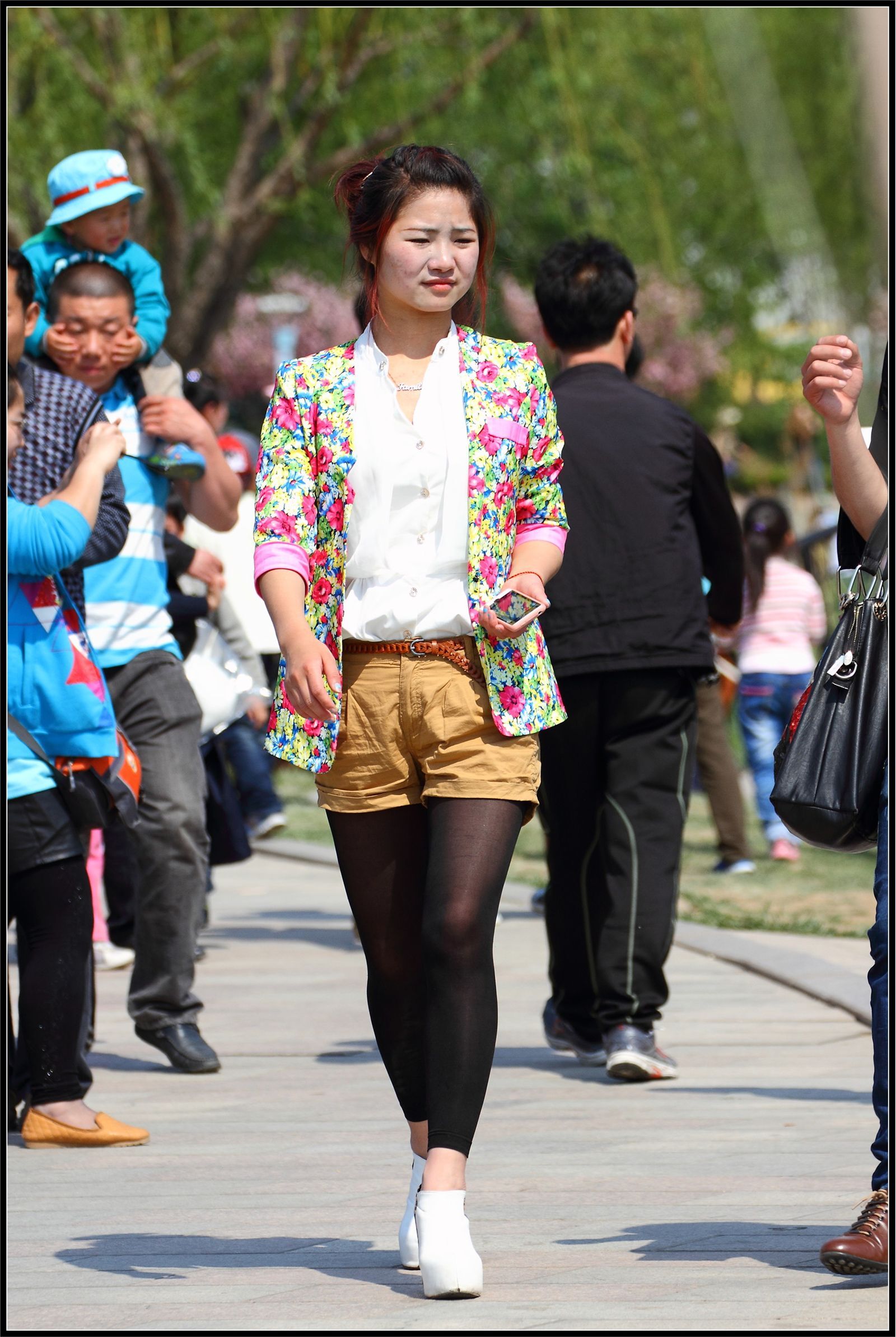 [户外街拍] 2013.09.15 淡雅小花上衣美女黑丝诱惑