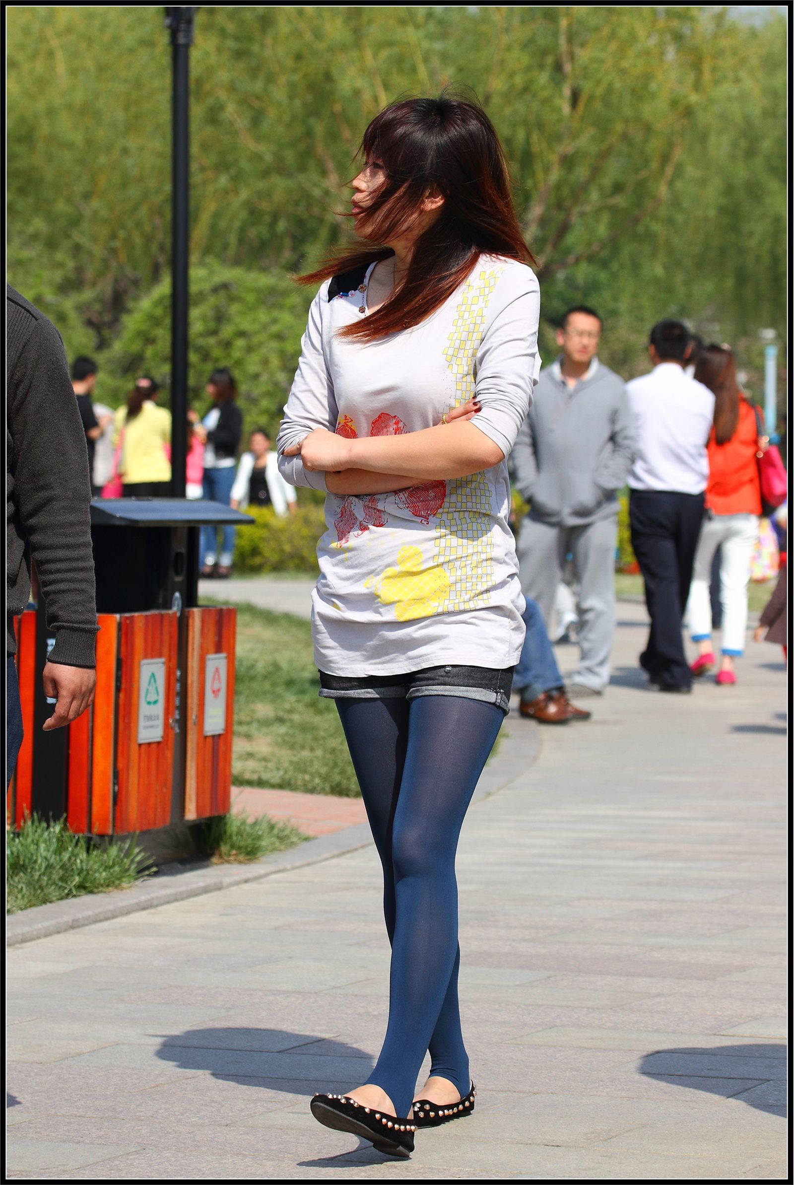 [户外街拍] 2013.10.13 深蓝色丝袜黑色短裤少女