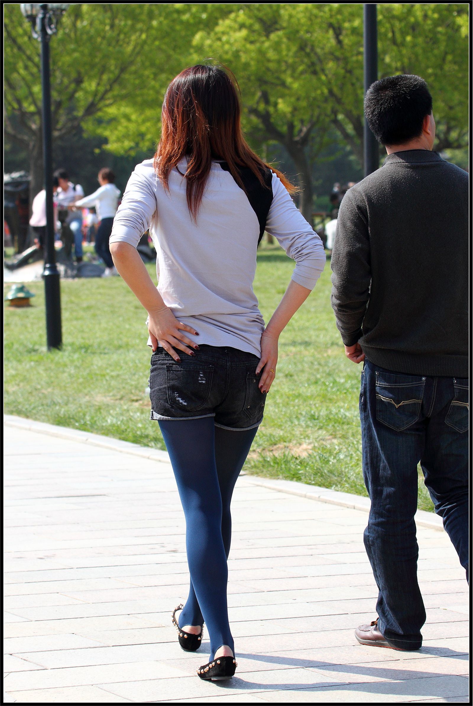 [户外街拍] 2013.10.13 深蓝色丝袜黑色短裤少女