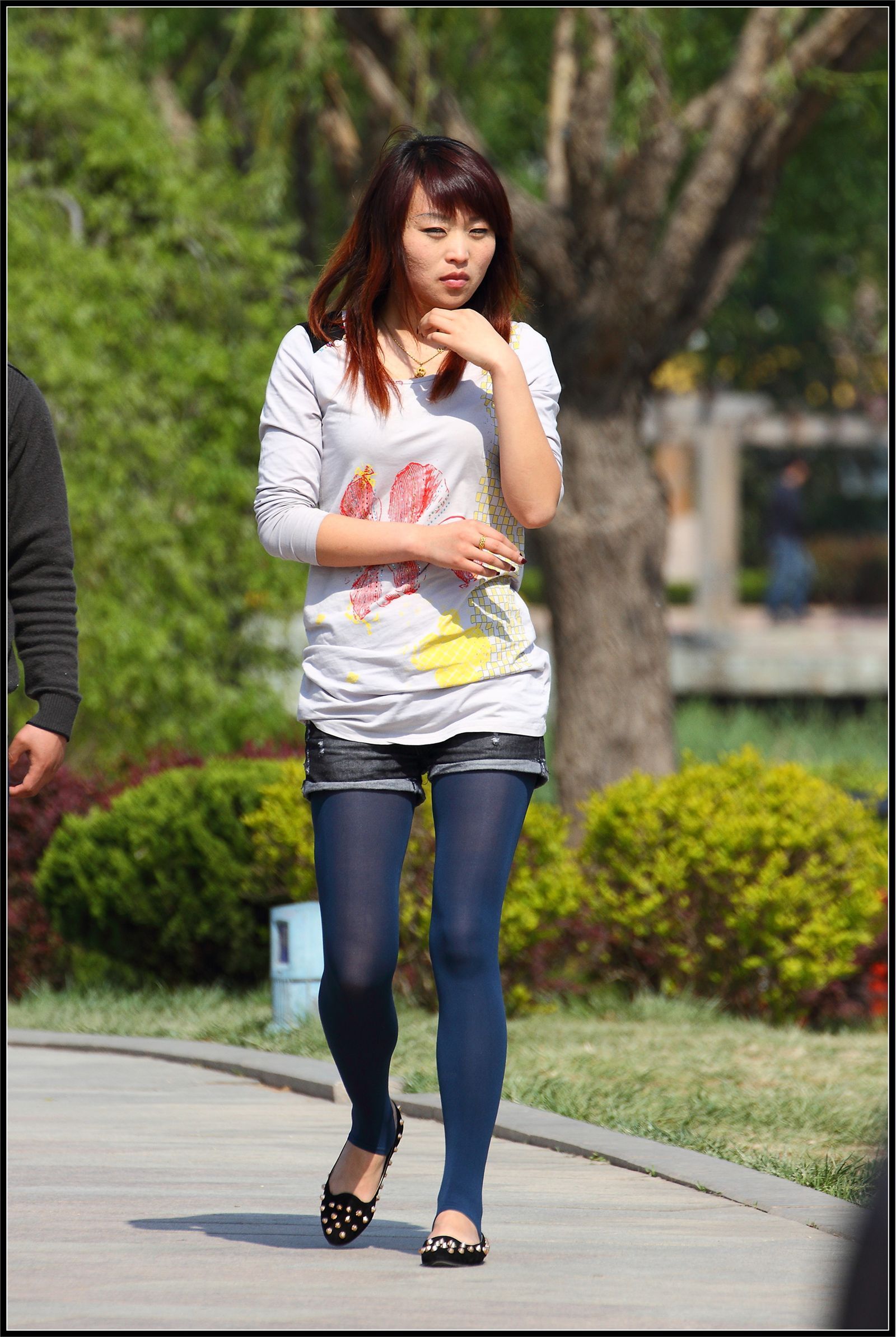 [户外街拍] 2013.10.13 深蓝色丝袜黑色短裤少女